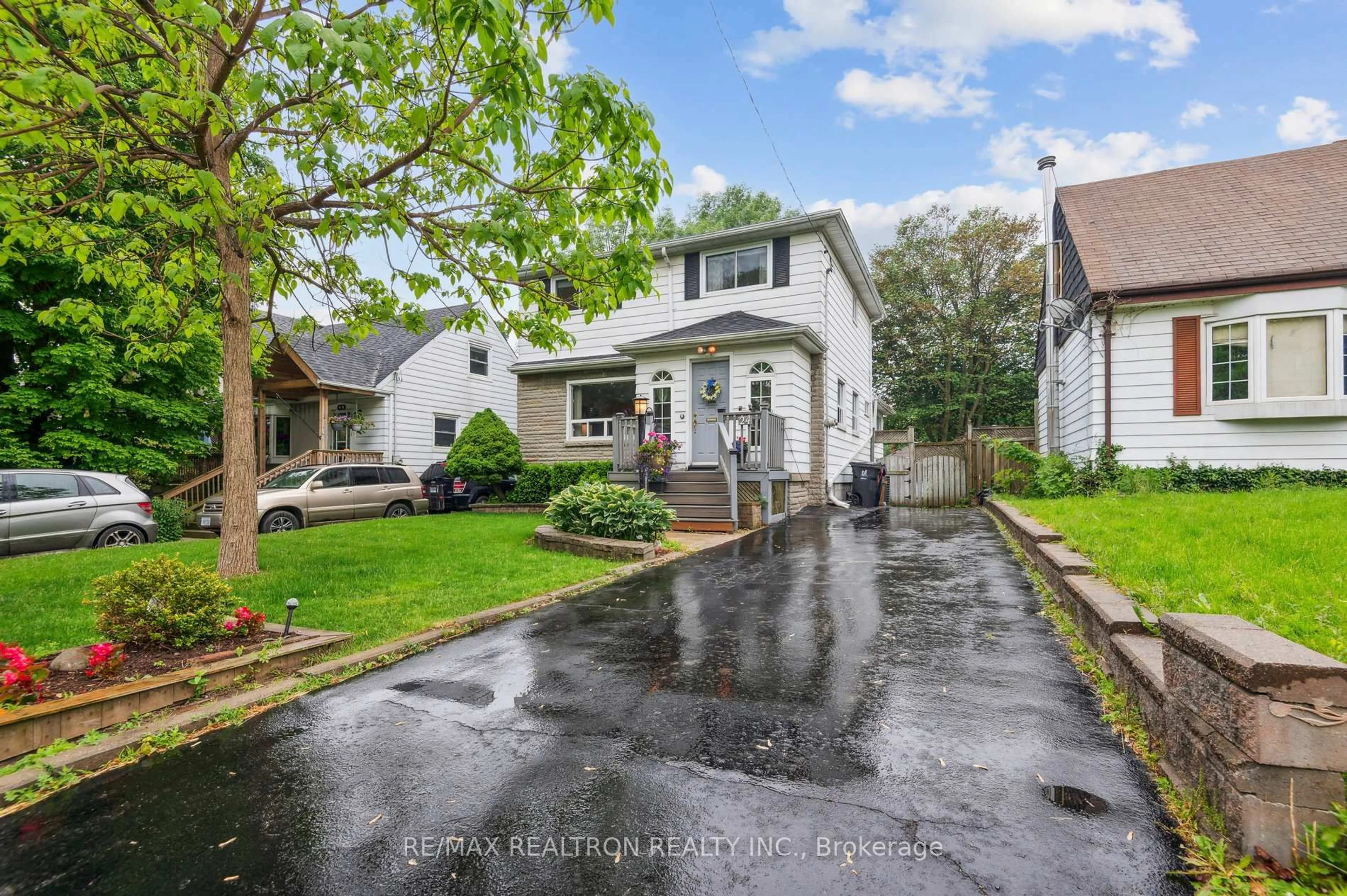 A pic from outside/outdoor area/front of a property/back of a property/a pic from drone, street for 24 Neilson Ave, Toronto Ontario M1M 2S2