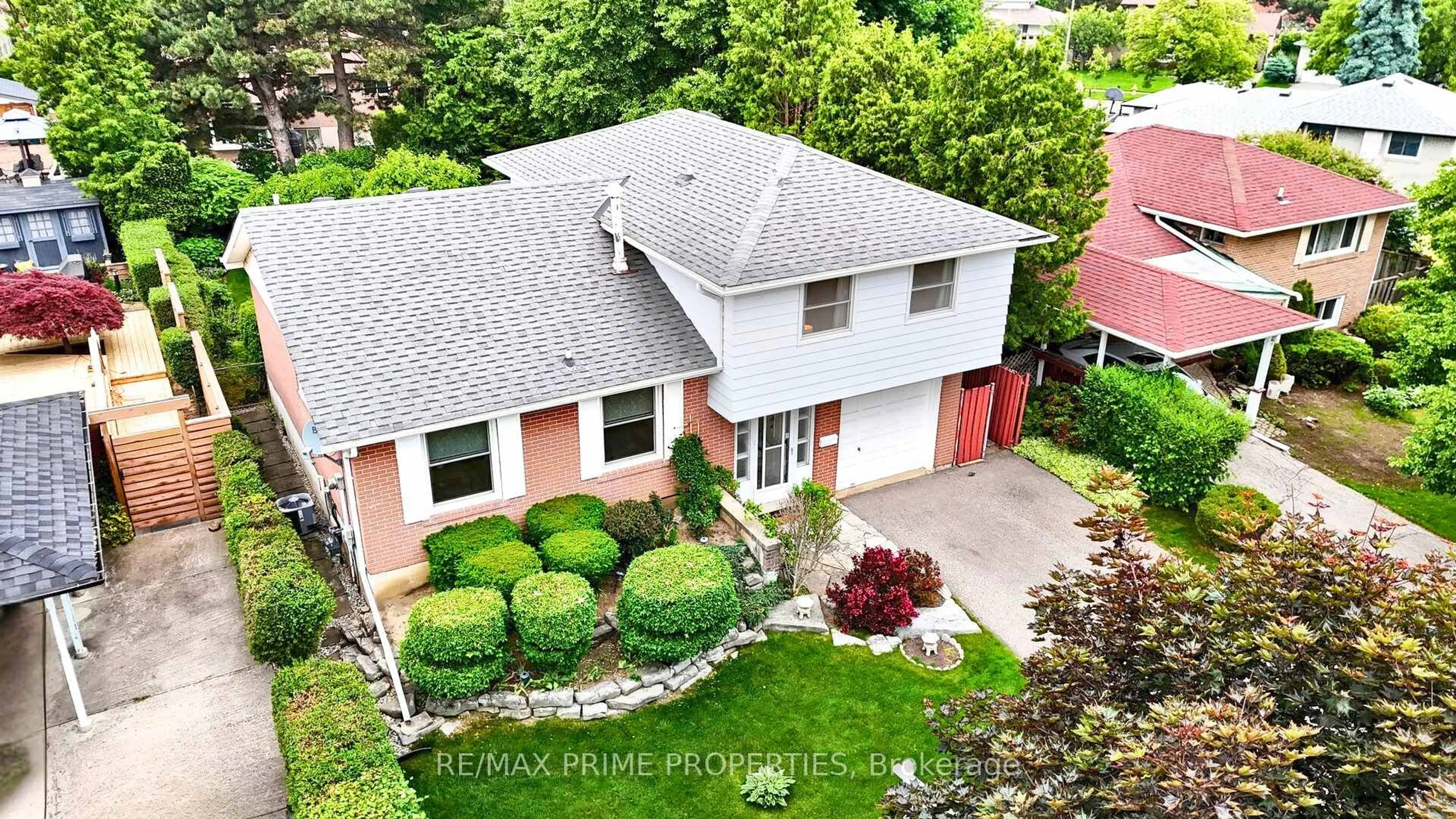 A pic from outside/outdoor area/front of a property/back of a property/a pic from drone, street for 64 Highcourt Cres, Toronto Ontario M1H 2L8