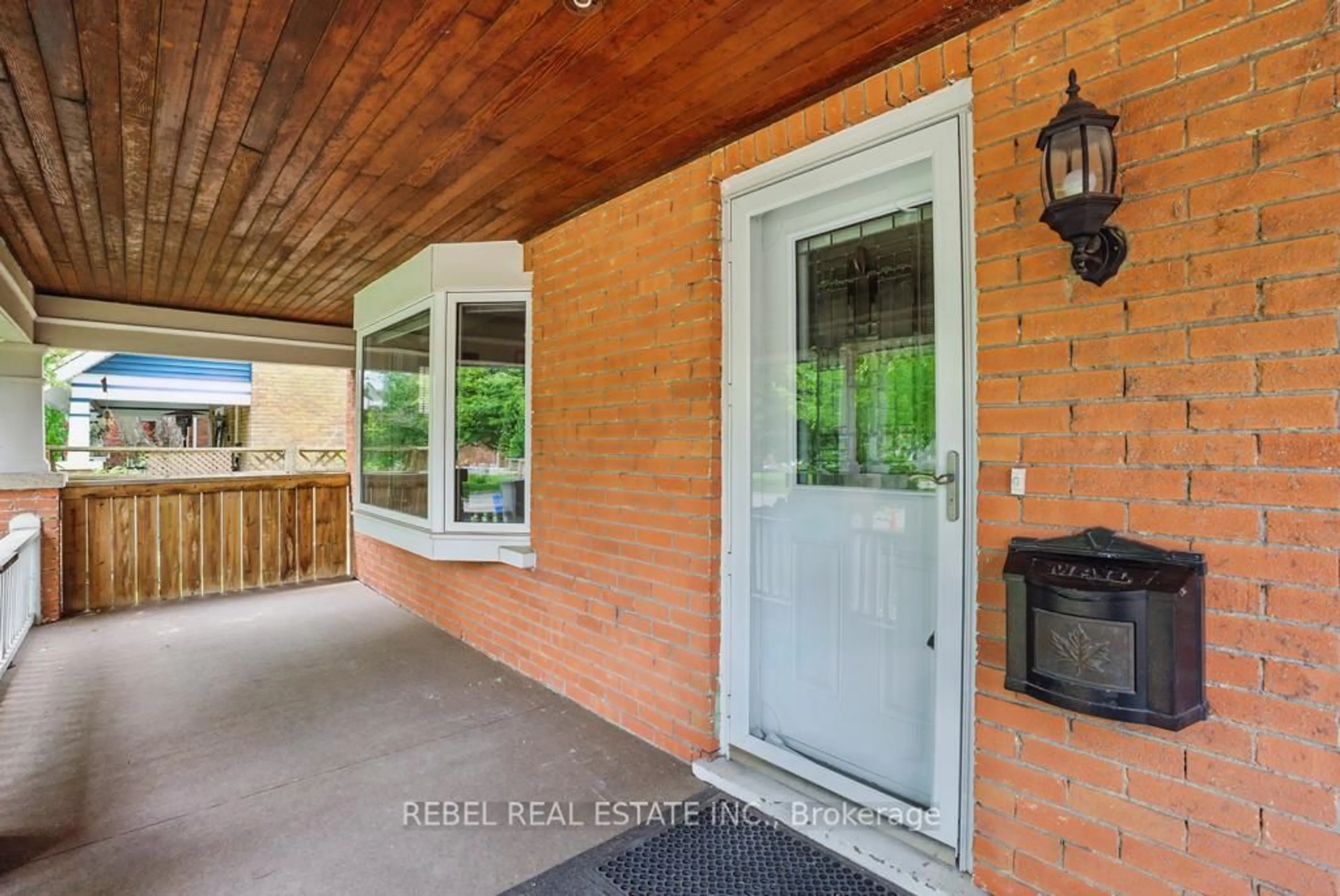 Indoor entryway for 468 Athol St, Oshawa Ontario L1H 1L6