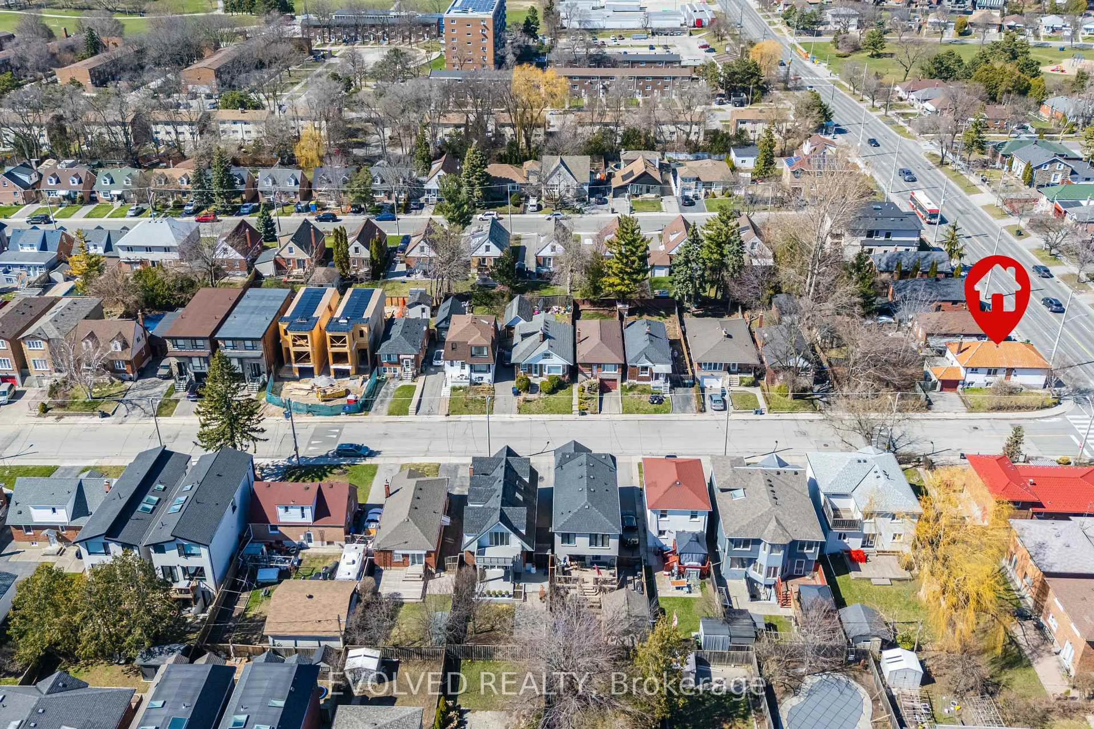 A pic from outside/outdoor area/front of a property/back of a property/a pic from drone, street for 1338 Victoria Park Ave, Toronto Ontario M4B 2L7