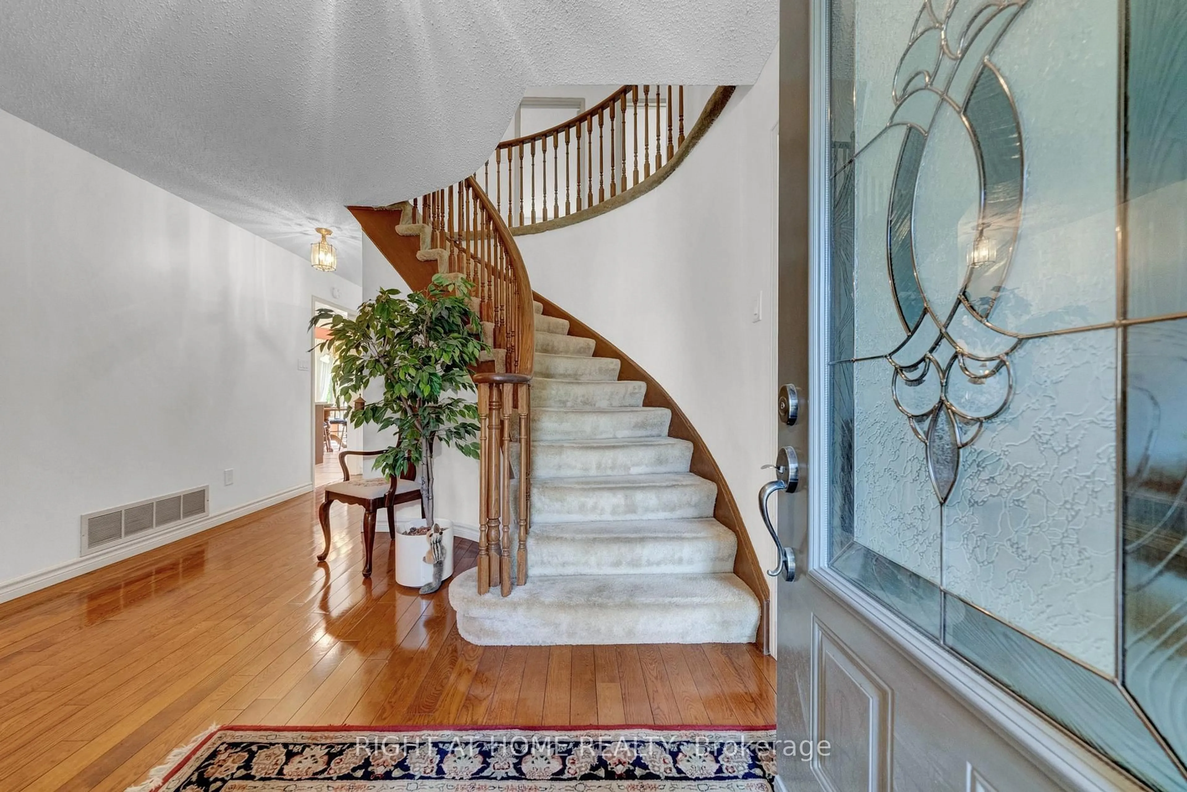 Indoor foyer for 1825 Parkside Dr, Pickering Ontario L1V 3N9