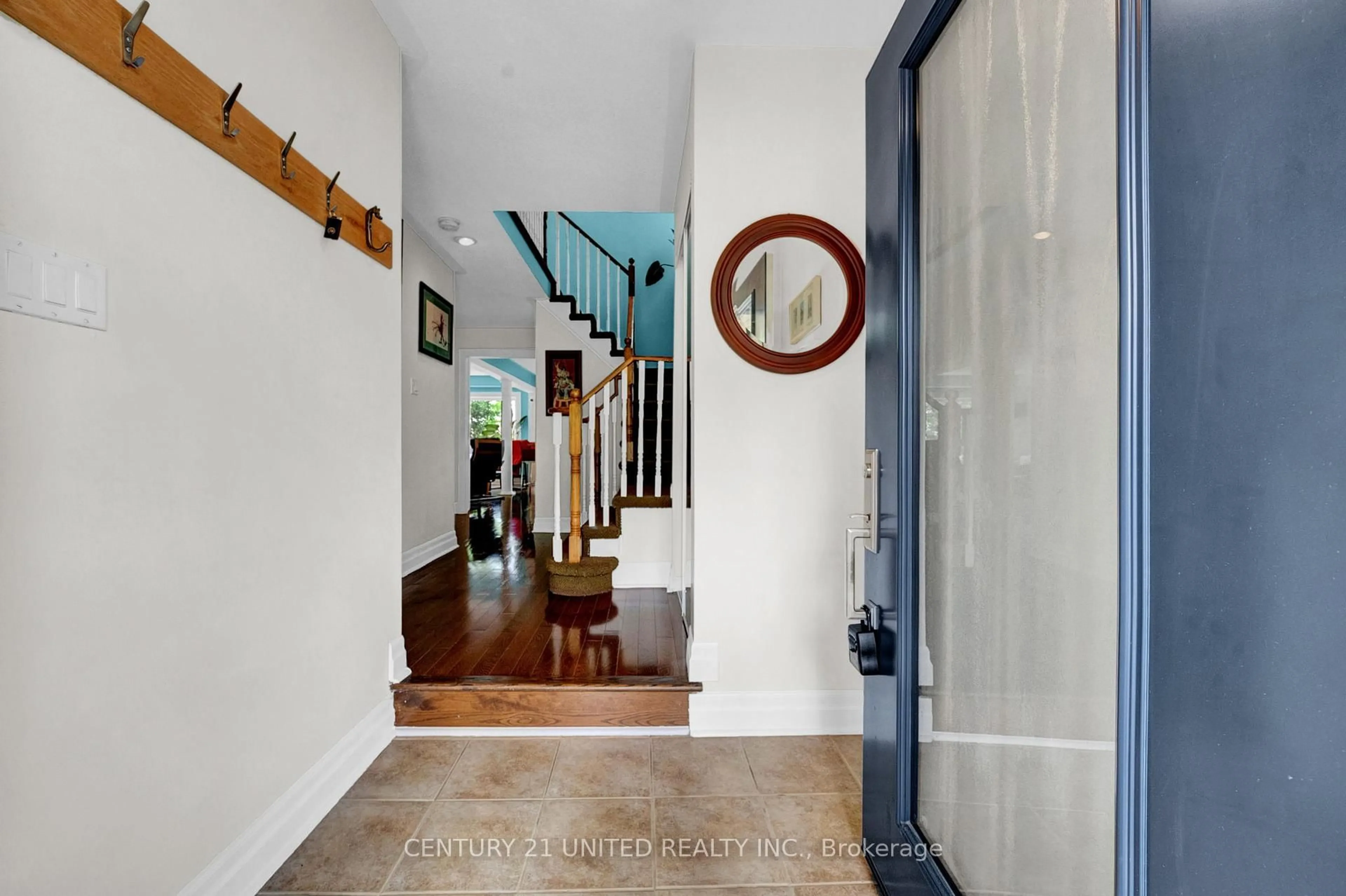 Indoor entryway for 33 Solmar Ave, Whitby Ontario L1R 2Z6