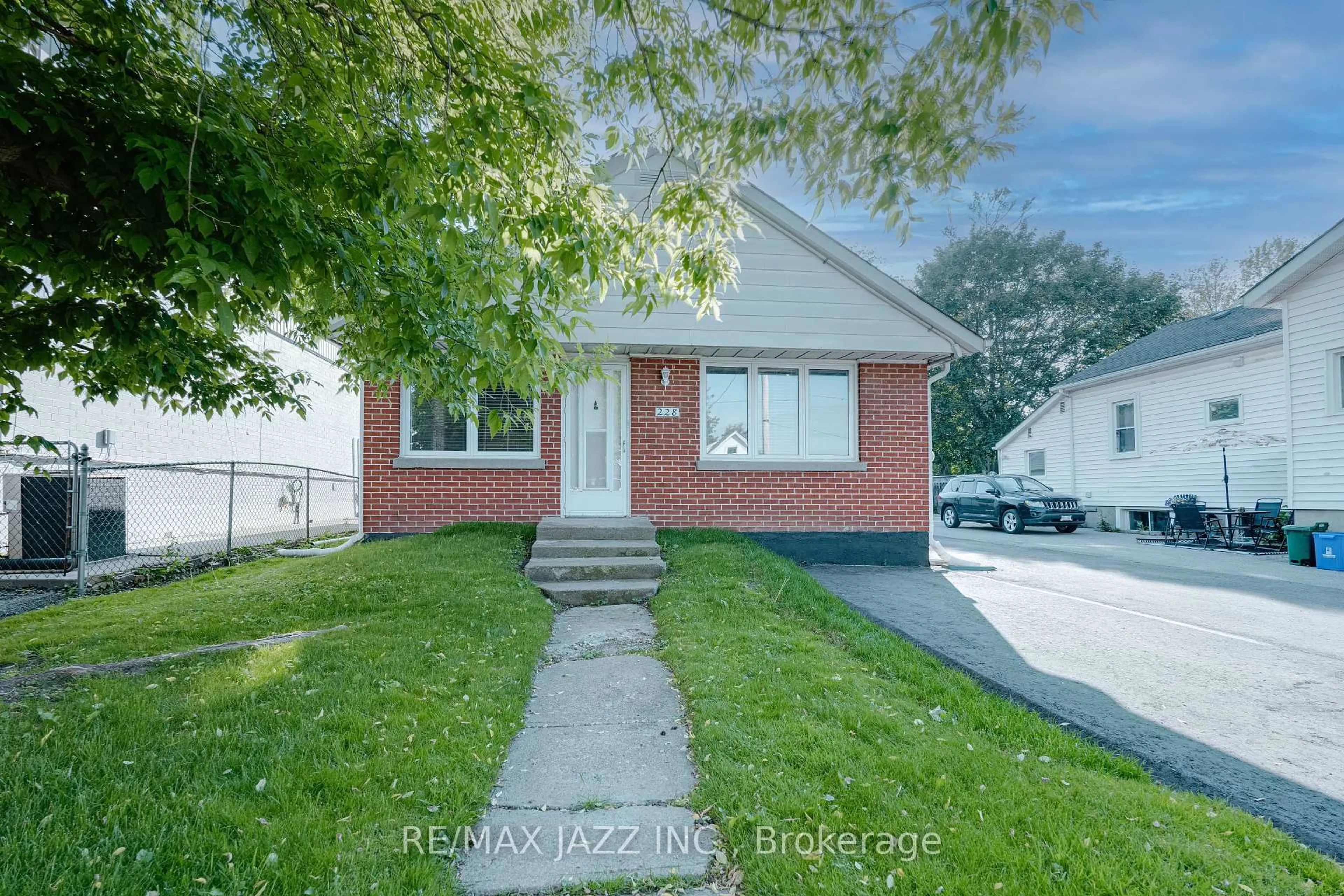 Unknown for 228 Gibbons St, Oshawa Ontario L1J 4Y6