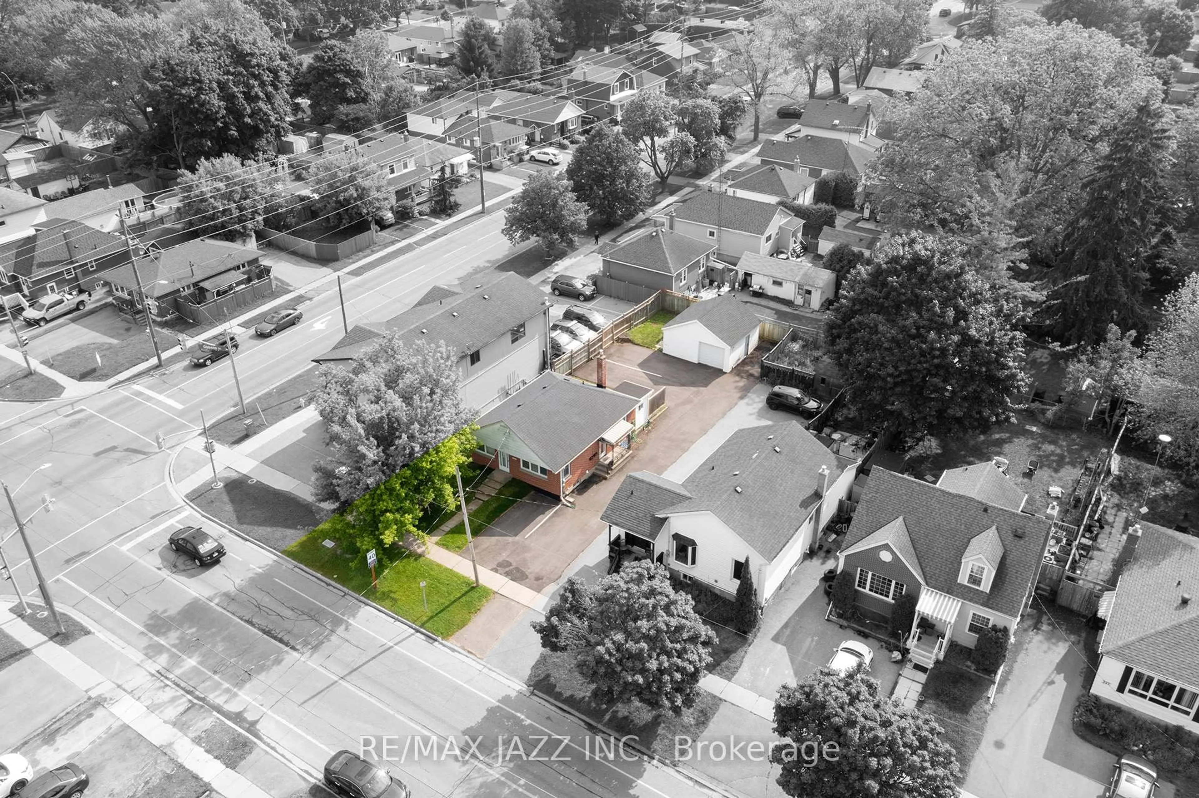 A pic from outside/outdoor area/front of a property/back of a property/a pic from drone, street for 228 Gibbons St, Oshawa Ontario L1J 4Y6