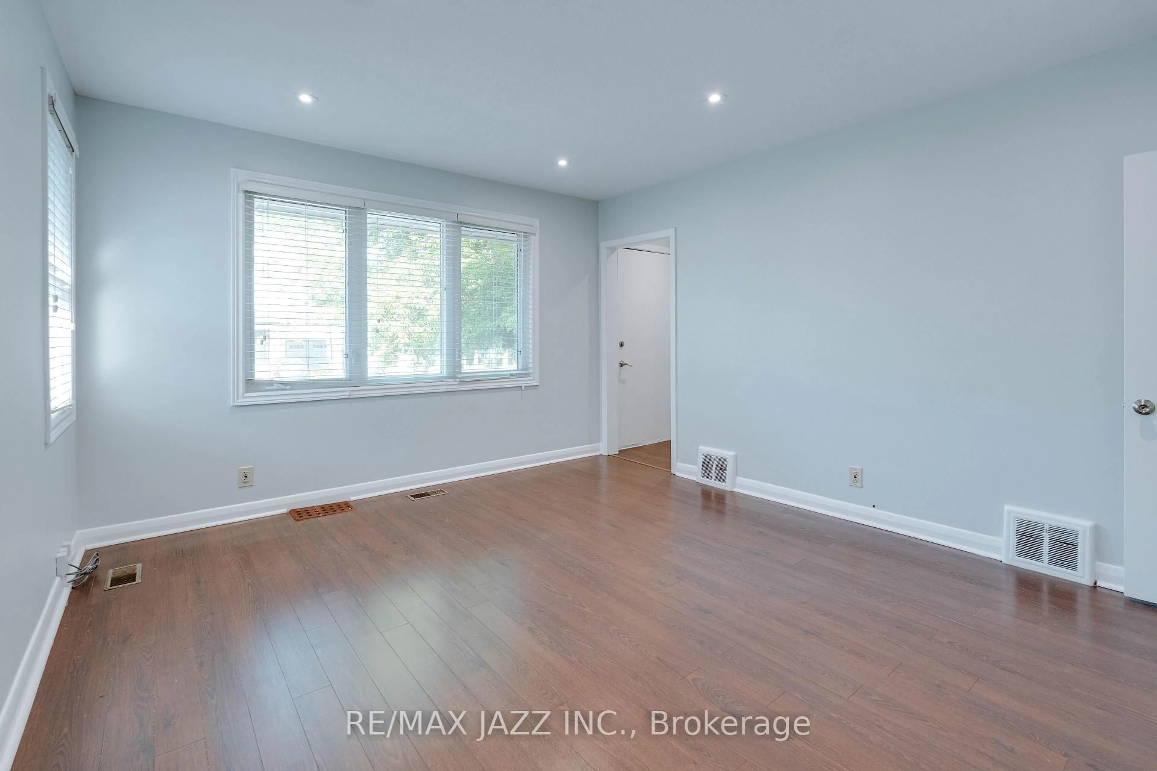 A pic of a room for 228 Gibbons St, Oshawa Ontario L1J 4Y6