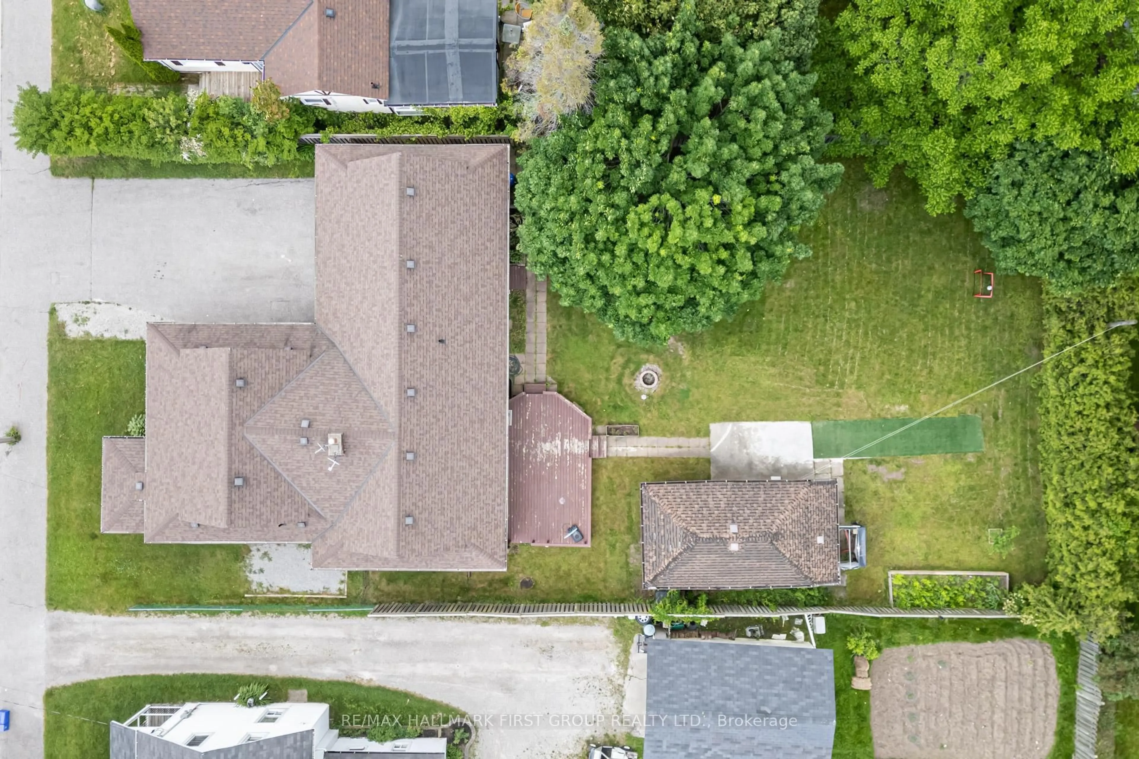 A pic from outside/outdoor area/front of a property/back of a property/a pic from drone, street for 87 Elgin St, Clarington Ontario L1C 3E3