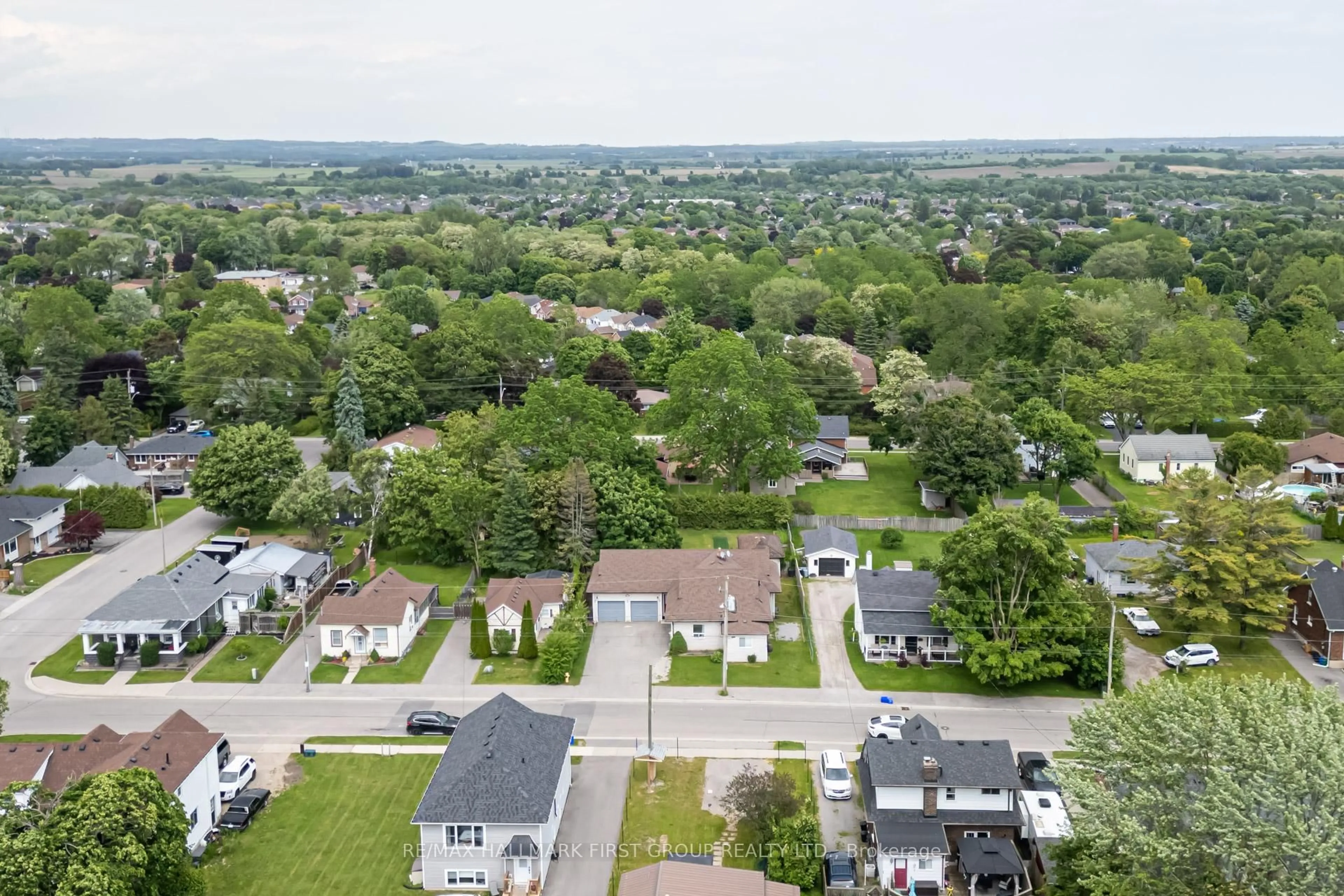 A pic from outside/outdoor area/front of a property/back of a property/a pic from drone, street for 87 Elgin St, Clarington Ontario L1C 3E3