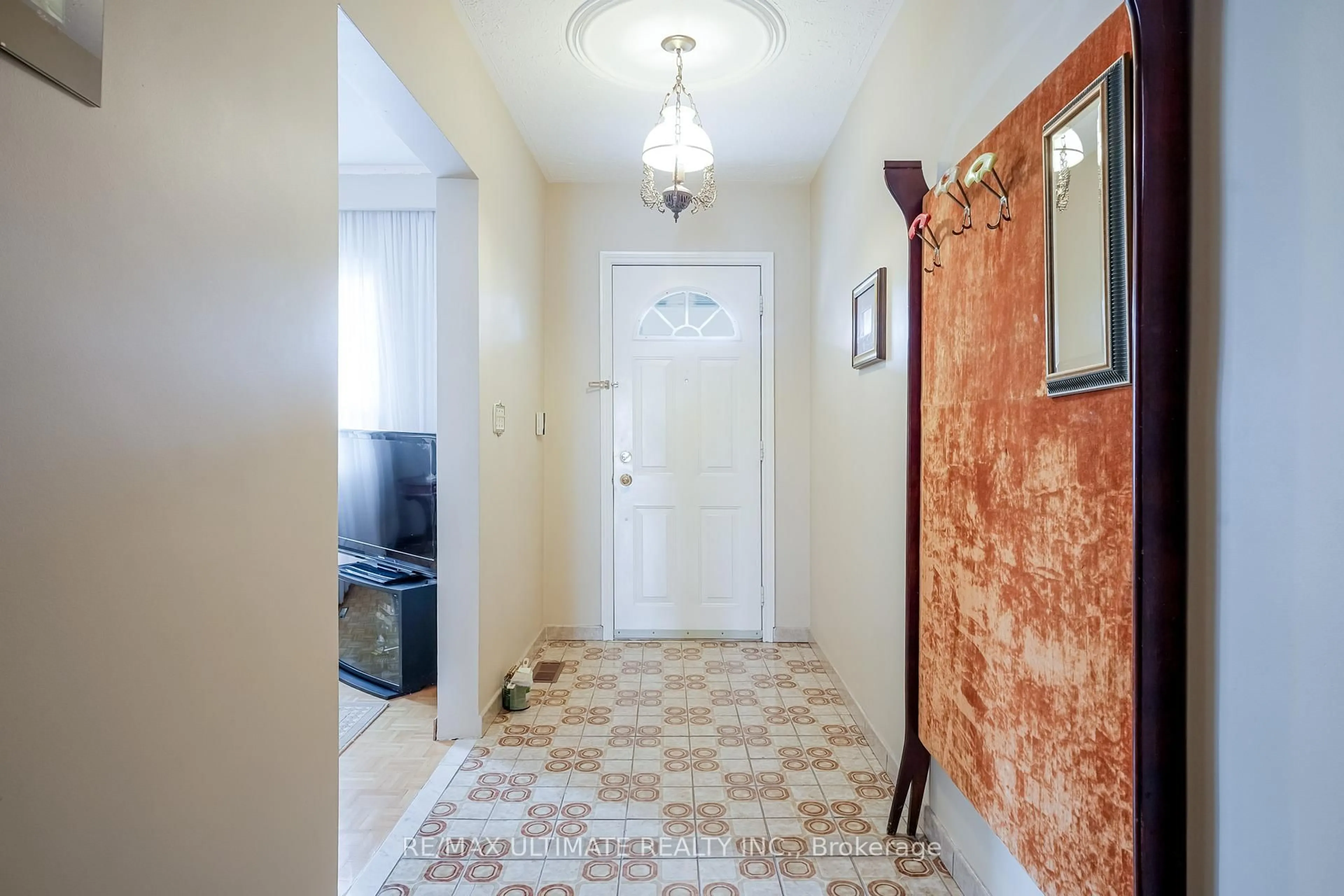 Indoor entryway for 8 Doncaster Ave, Toronto Ontario M4C 1Y5