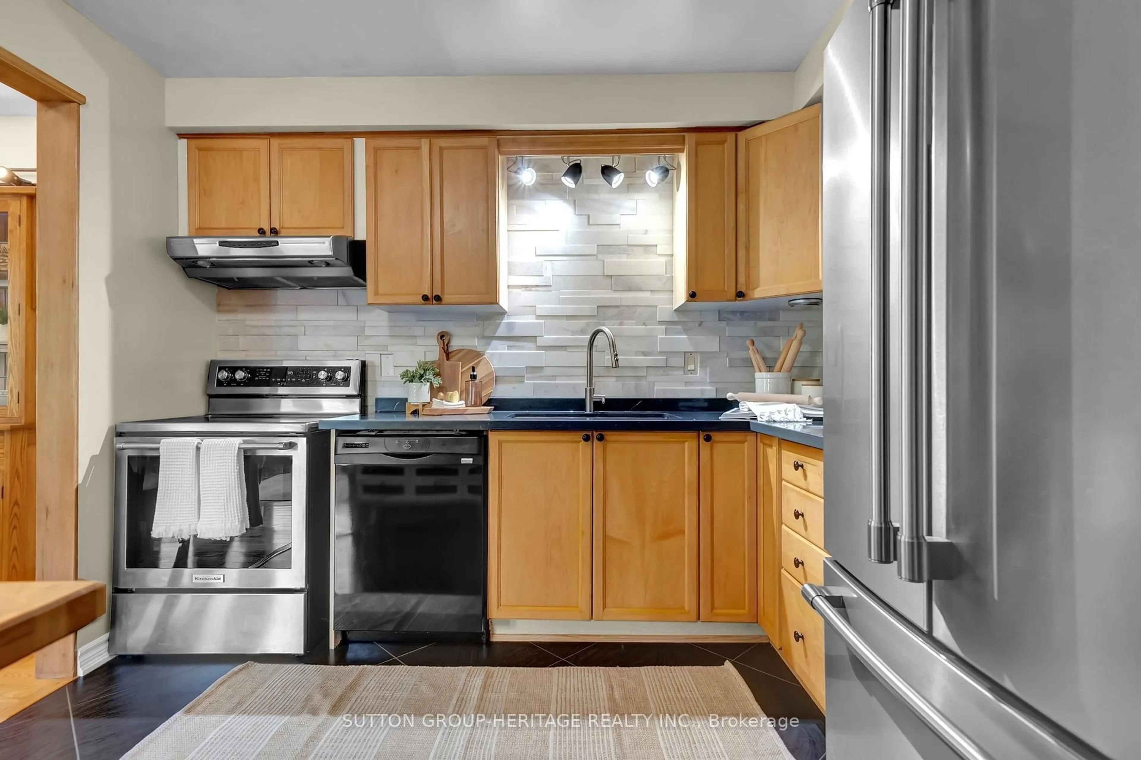 Standard kitchen, unknown for 117 Guthrie Cres, Whitby Ontario L1P 1A6