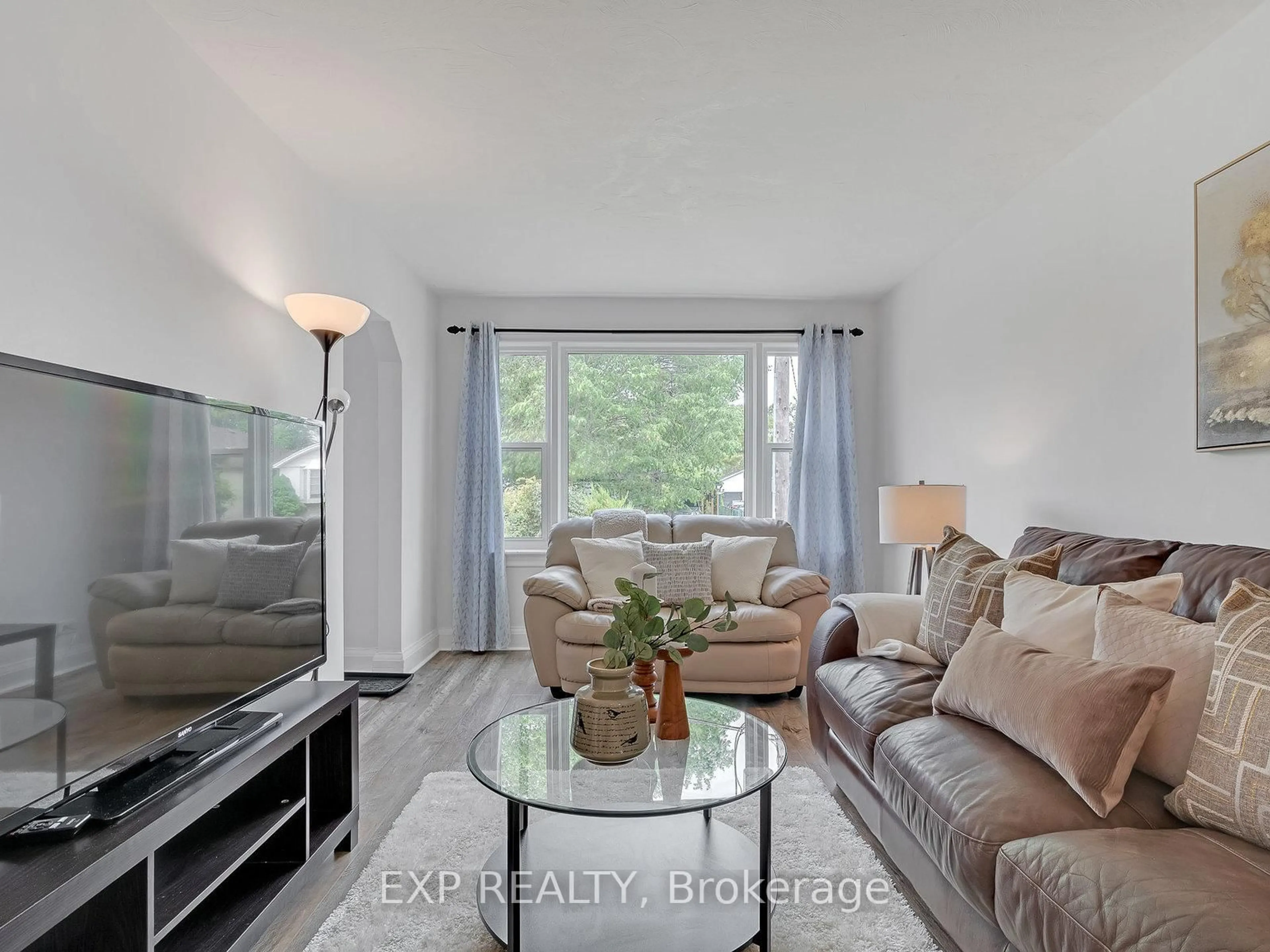 Living room with furniture, unknown for 90 Meighen Ave, Toronto Ontario M4B 2H7