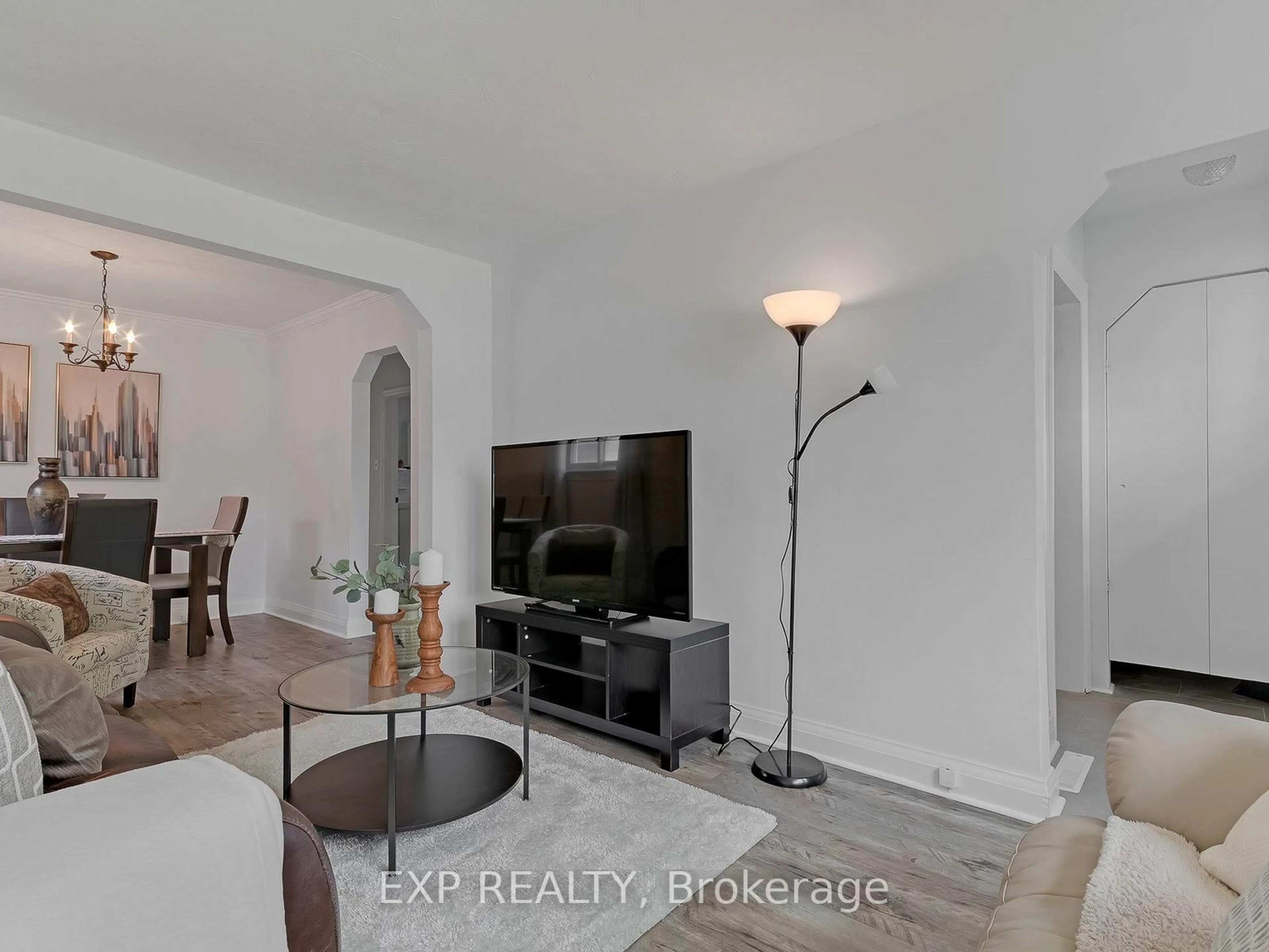 Living room with furniture, unknown for 90 Meighen Ave, Toronto Ontario M4B 2H7