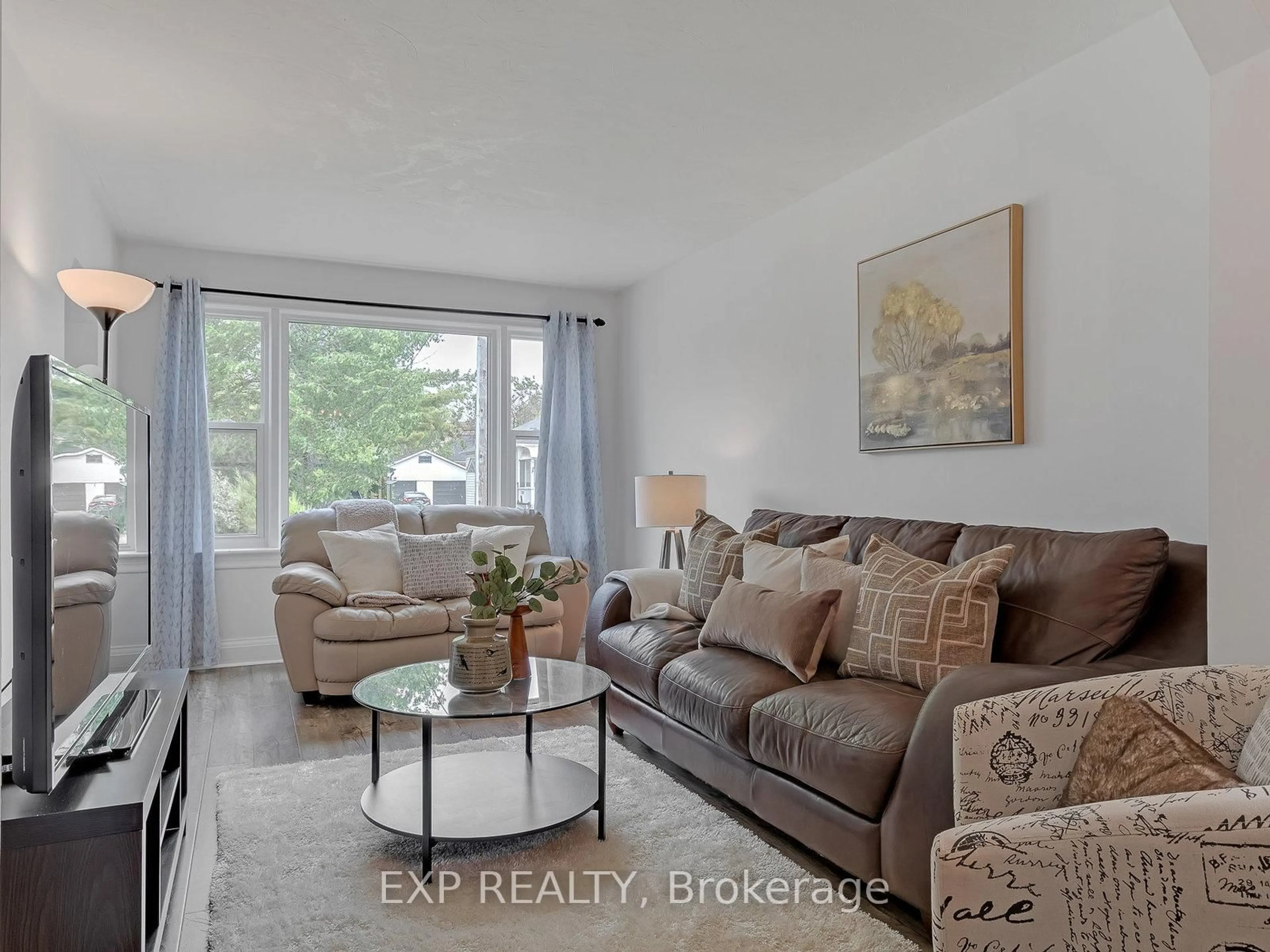 Living room with furniture, unknown for 90 Meighen Ave, Toronto Ontario M4B 2H7