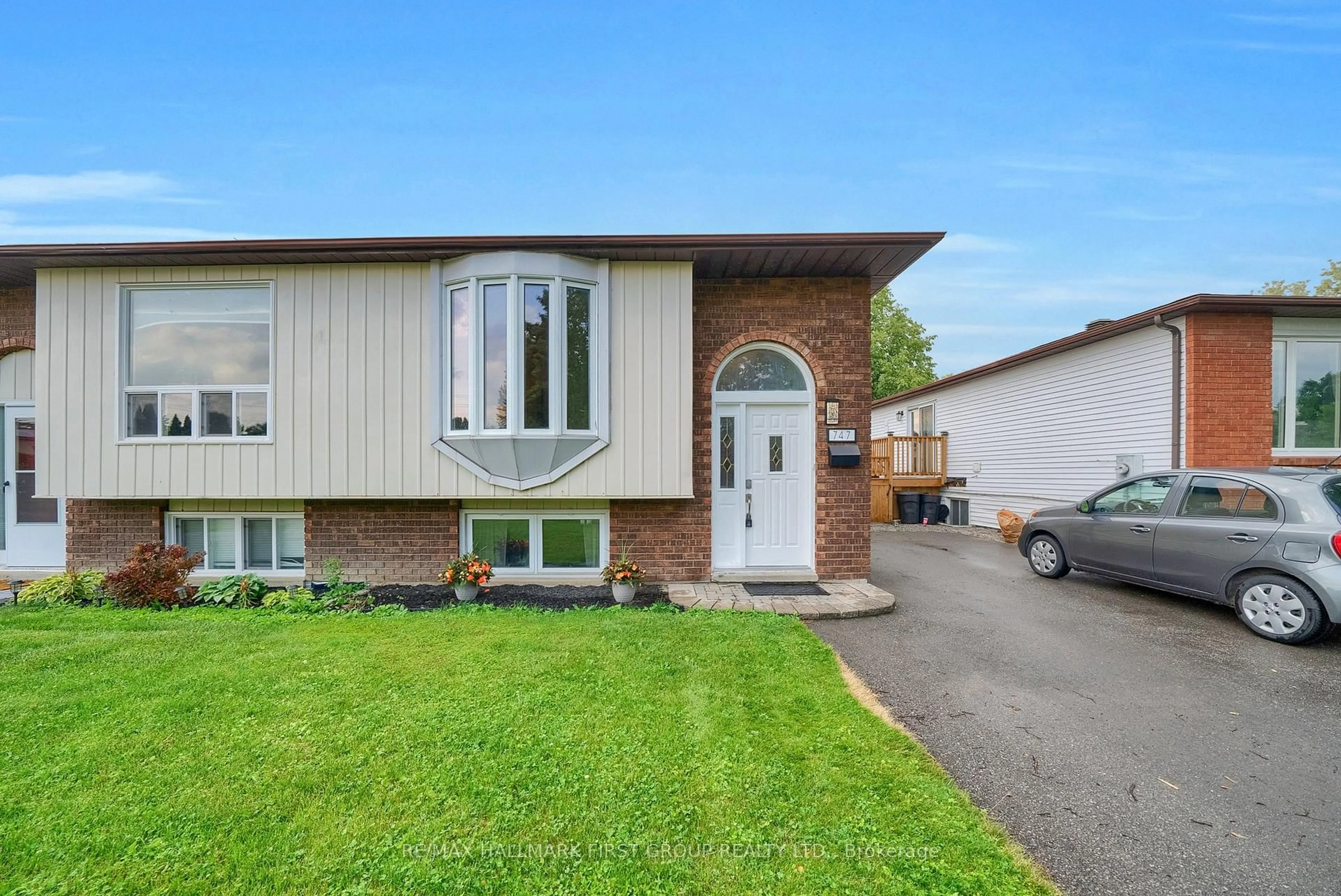 Home with vinyl exterior material, street for 747 Cricklewood Dr, Oshawa Ontario L1K 1R5