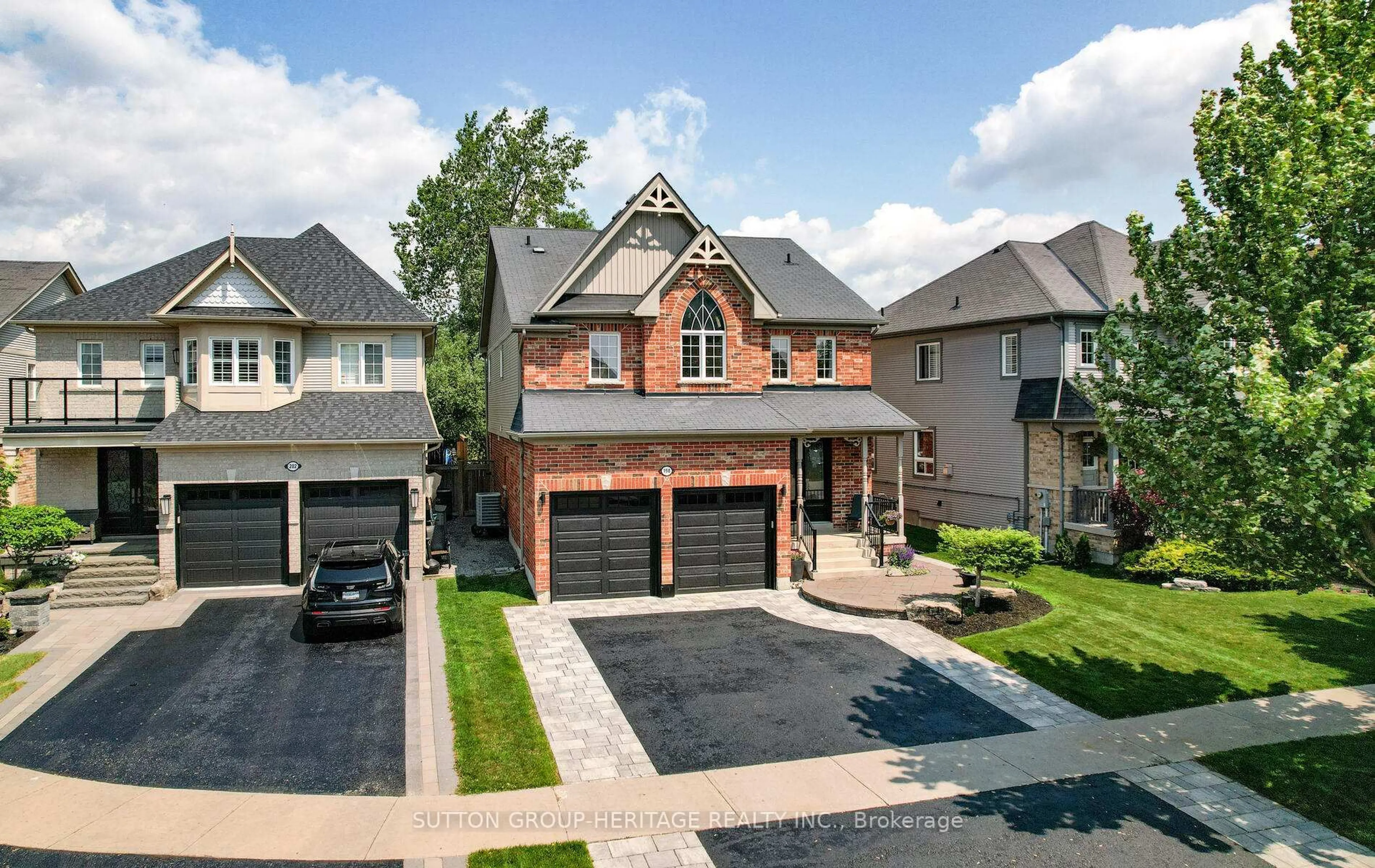 A pic from outside/outdoor area/front of a property/back of a property/a pic from drone, street for 198 Honeyman Dr, Clarington Ontario L1C 0J3