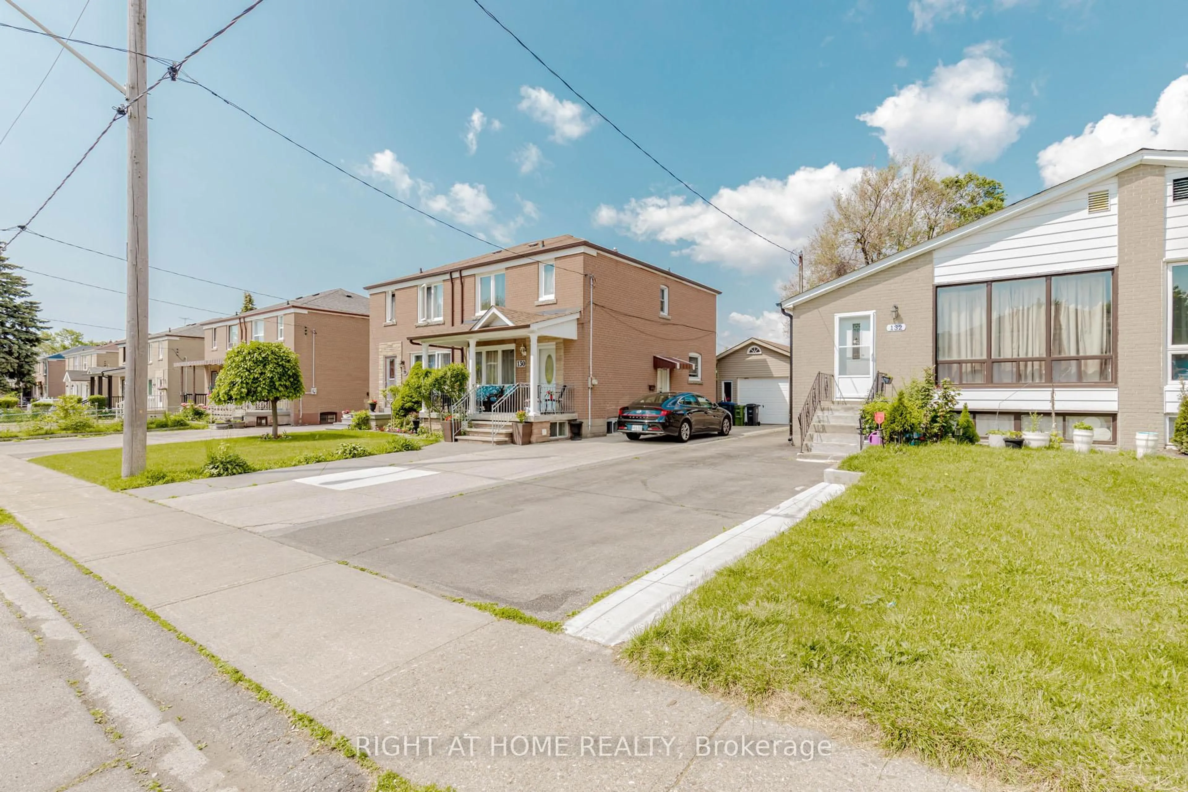 A pic from outside/outdoor area/front of a property/back of a property/a pic from drone, street for 132 Laurel Ave, Toronto Ontario M1K 3J9