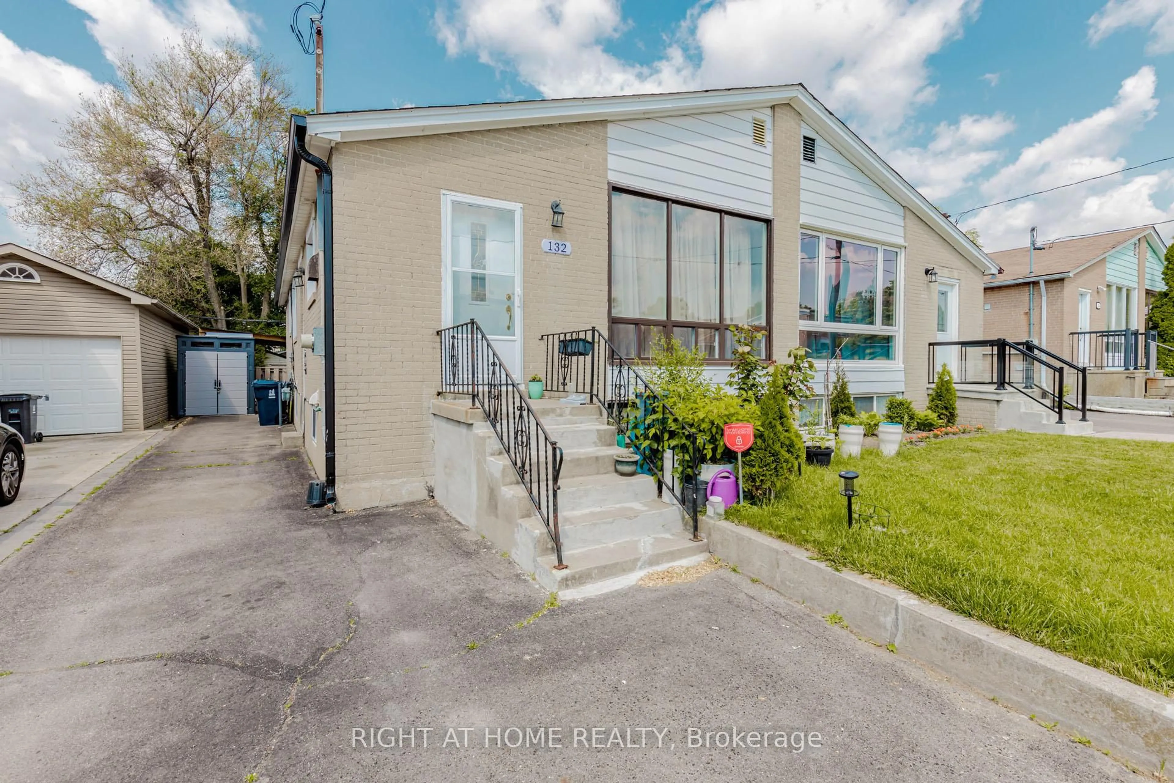 A pic from outside/outdoor area/front of a property/back of a property/a pic from drone, street for 132 Laurel Ave, Toronto Ontario M1K 3J9