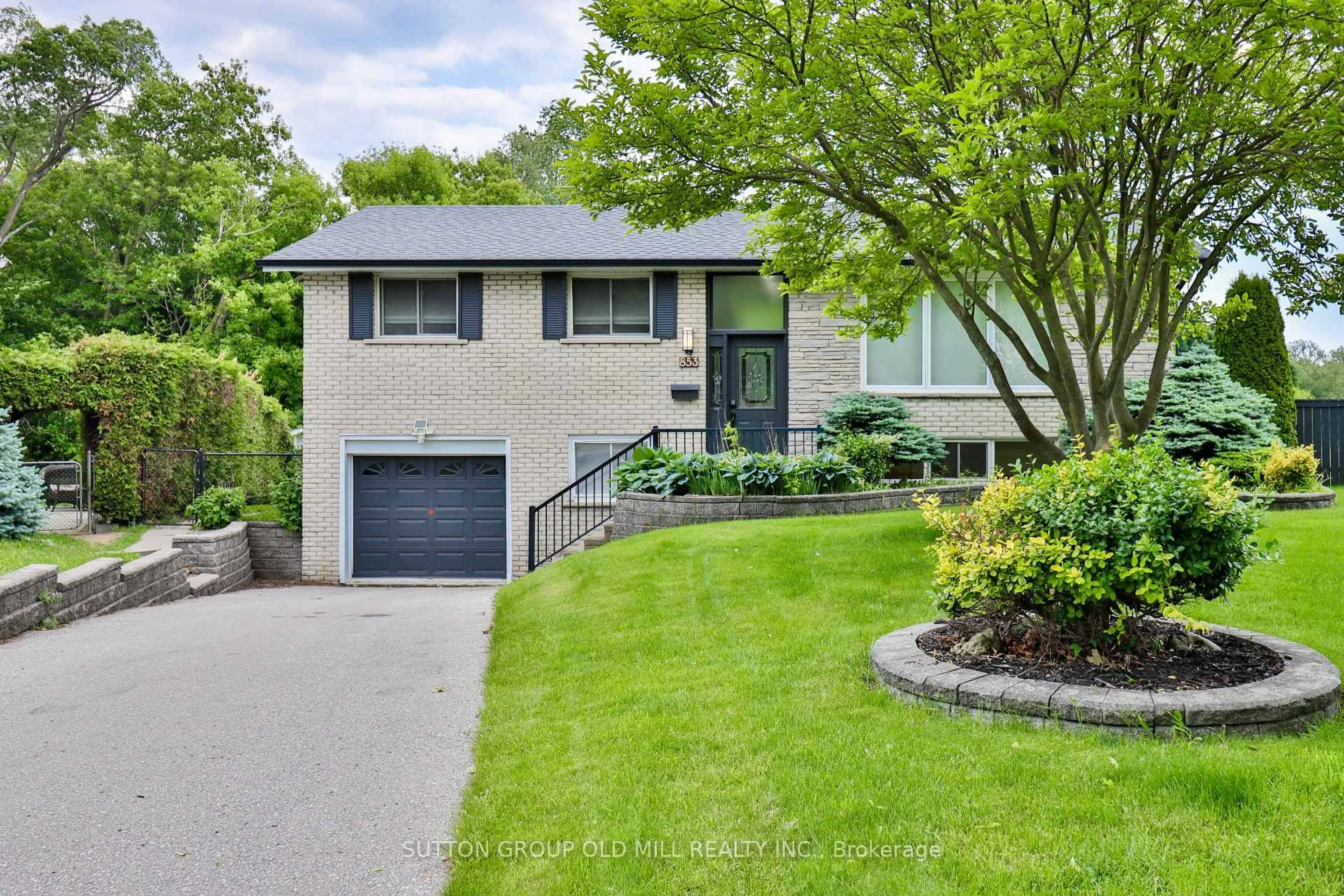 Home with vinyl exterior material, street for 853 Capri Crt, Oshawa Ontario L1H 1S2