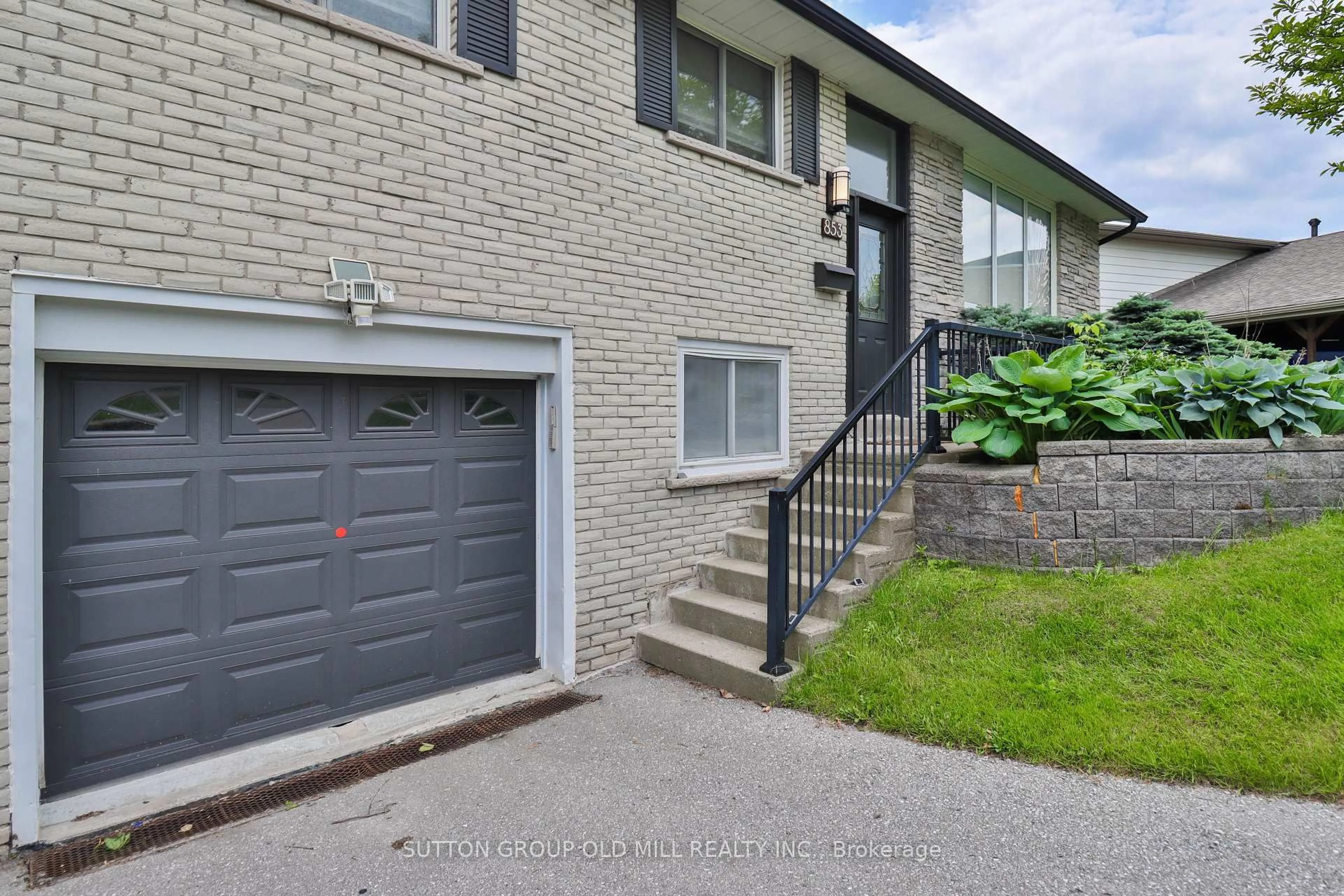 Unknown for 853 Capri Crt, Oshawa Ontario L1H 1S2
