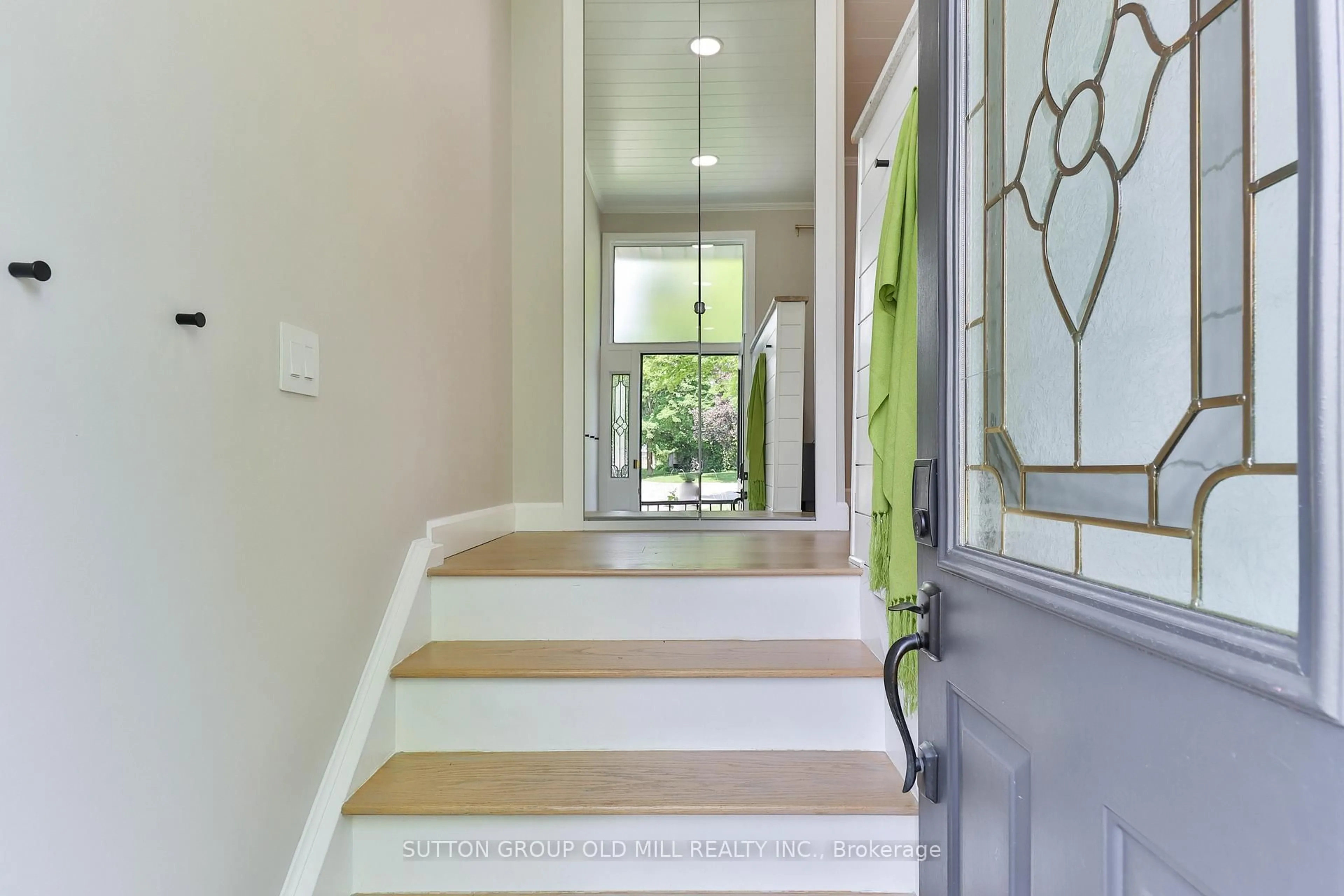Indoor entryway for 853 Capri Crt, Oshawa Ontario L1H 1S2