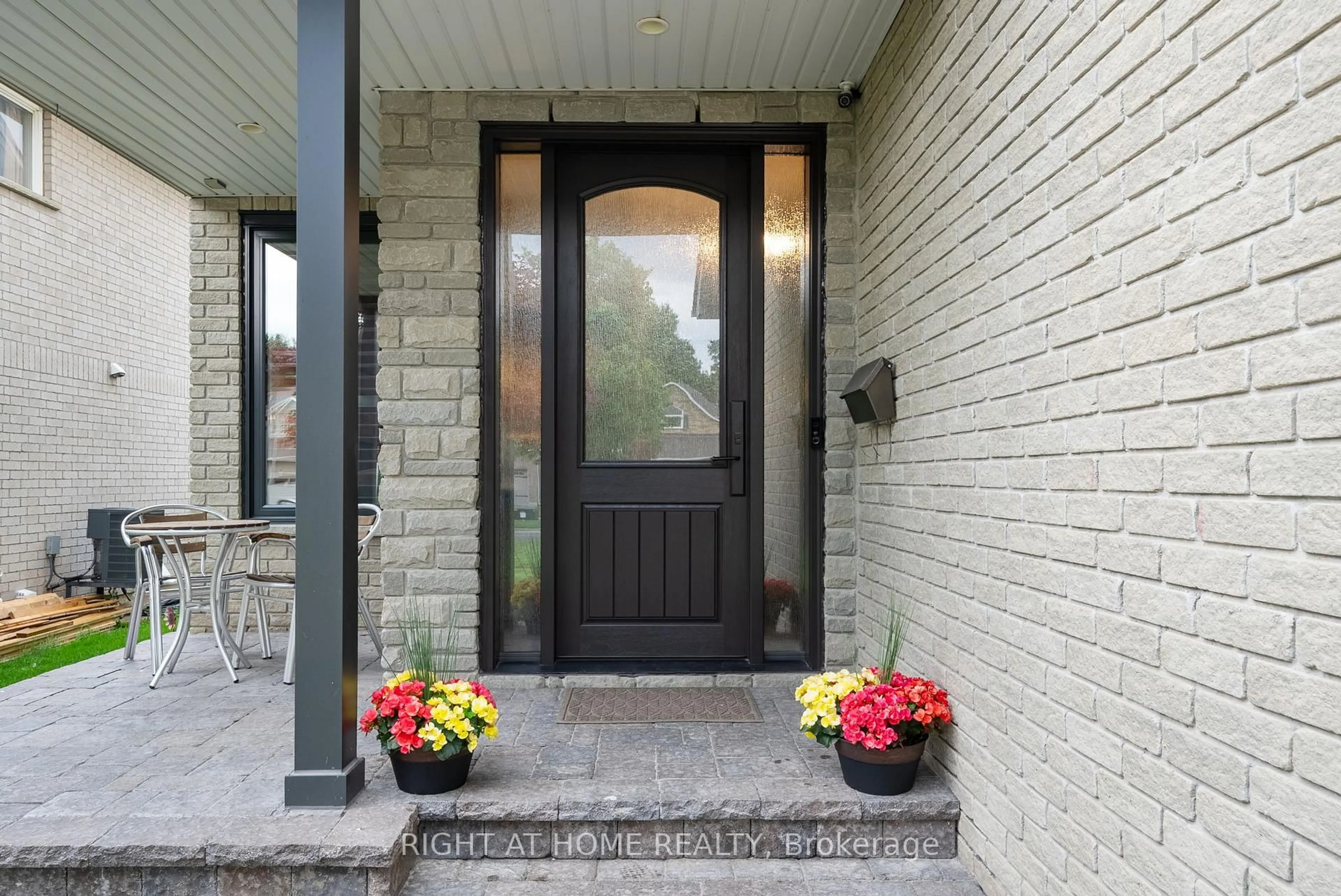 Indoor entryway for 489 Britannia Ave, Oshawa Ontario L1L 1B8