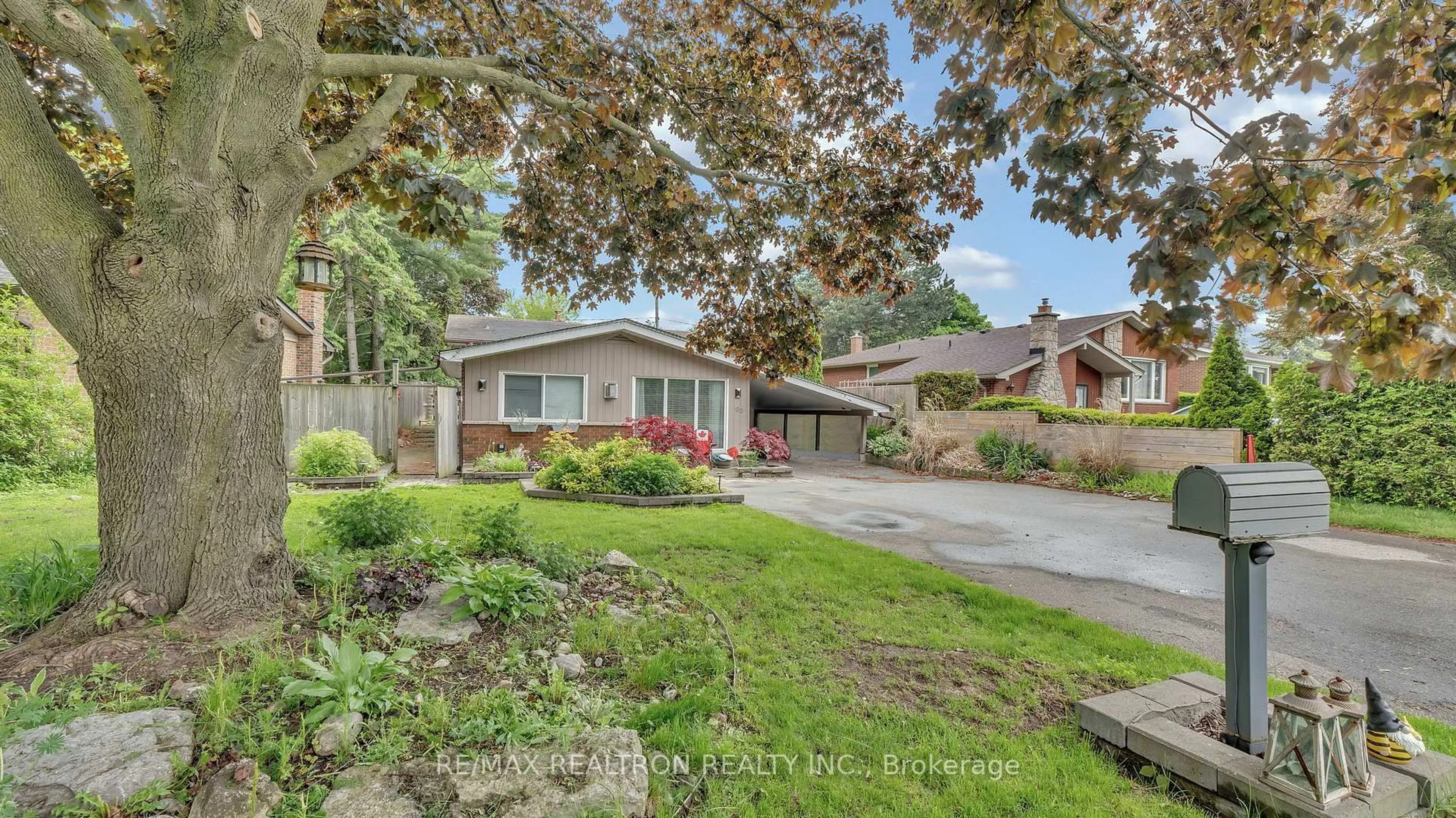 A pic from outside/outdoor area/front of a property/back of a property/a pic from drone, street for 63 Dreyer Dr, Ajax Ontario L1S 1J3