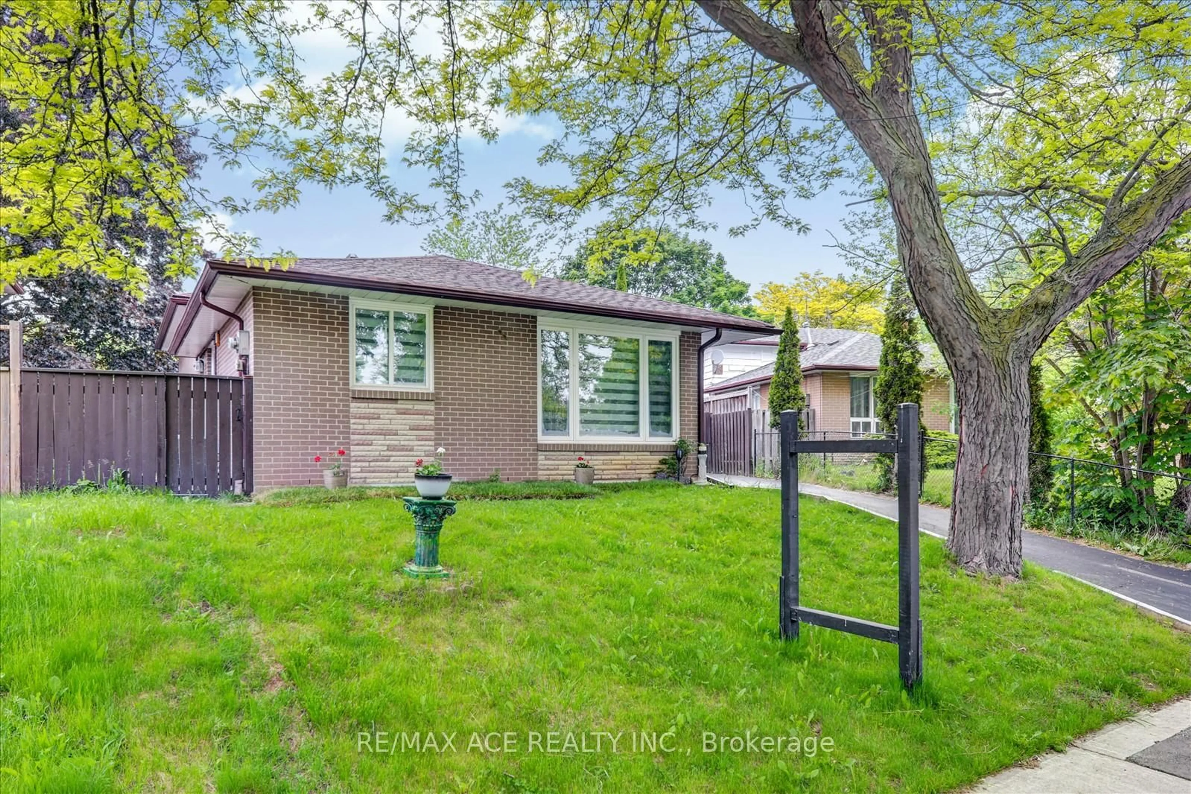 Unknown for 121 Cultra Sq, Toronto Ontario M1E 2E4