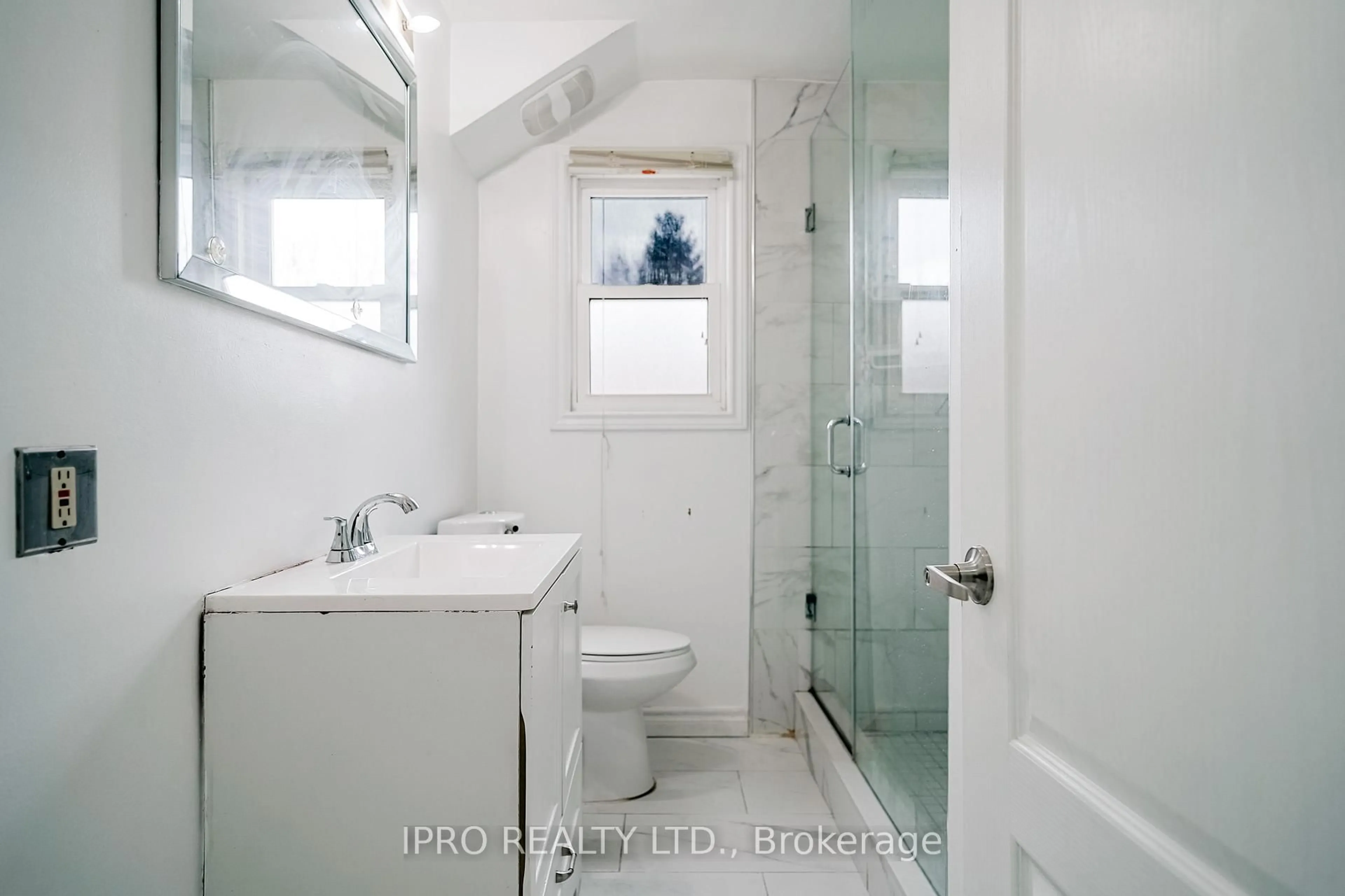 Standard bathroom, ceramic/tile floor for 8 Chandler Dr, Toronto Ontario M1G 1Z2