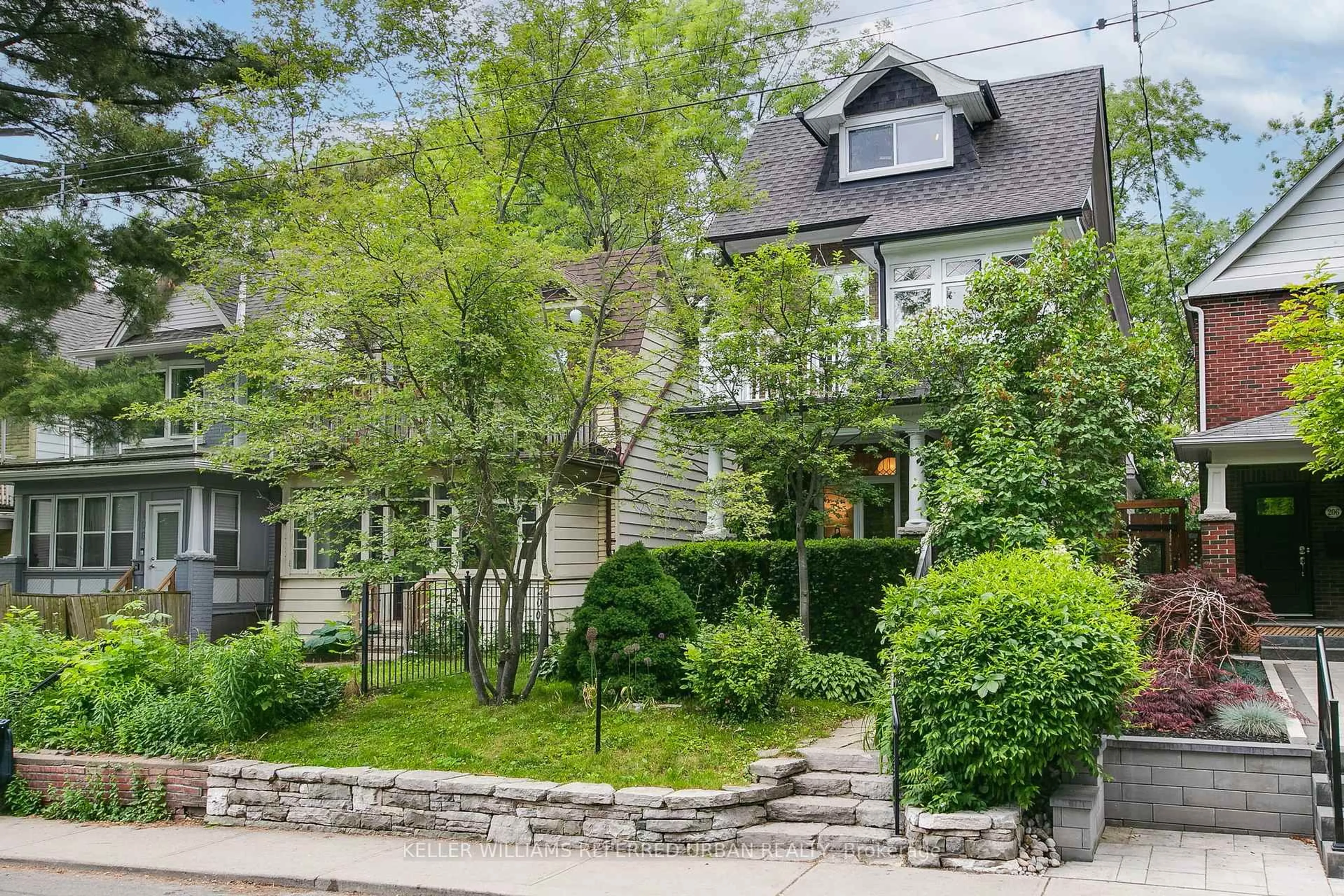 Patio, street for 204 Ashdale Ave, Toronto Ontario M4L 2Y9