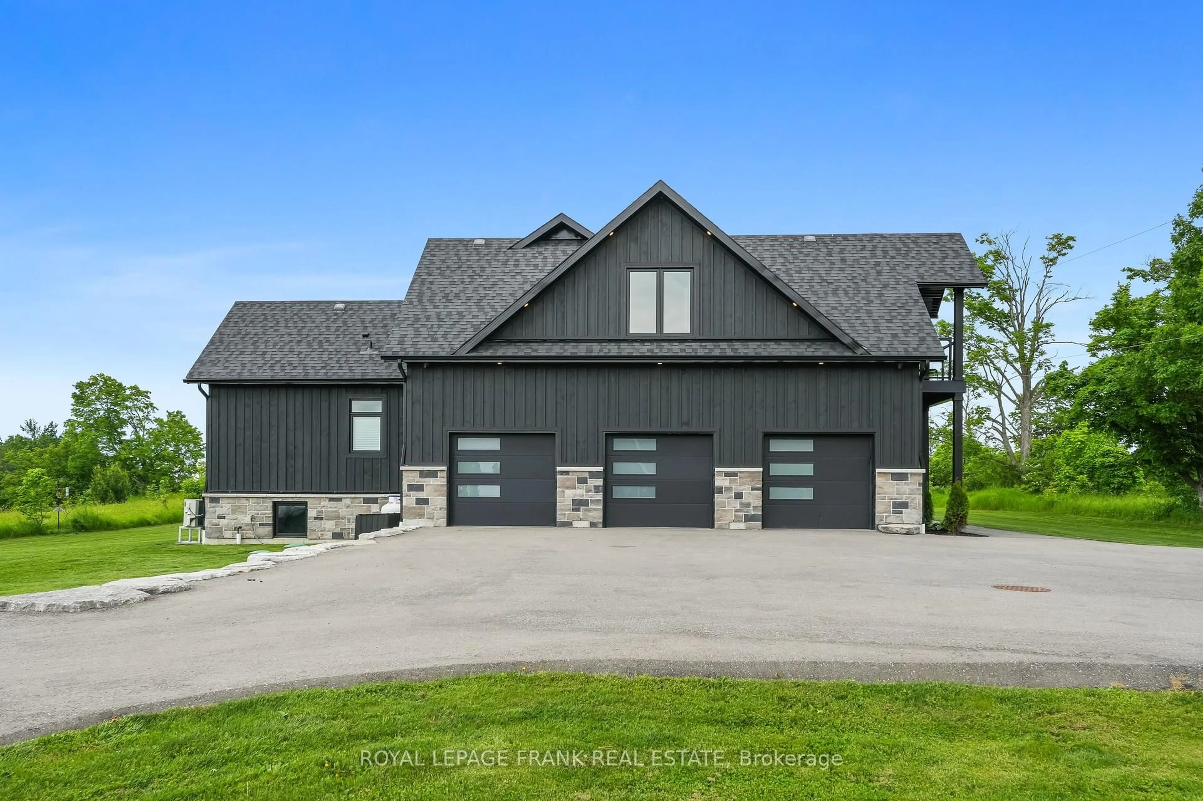 Indoor garage for 3248 Pogue Rd, Scugog Ontario L9L 1B6