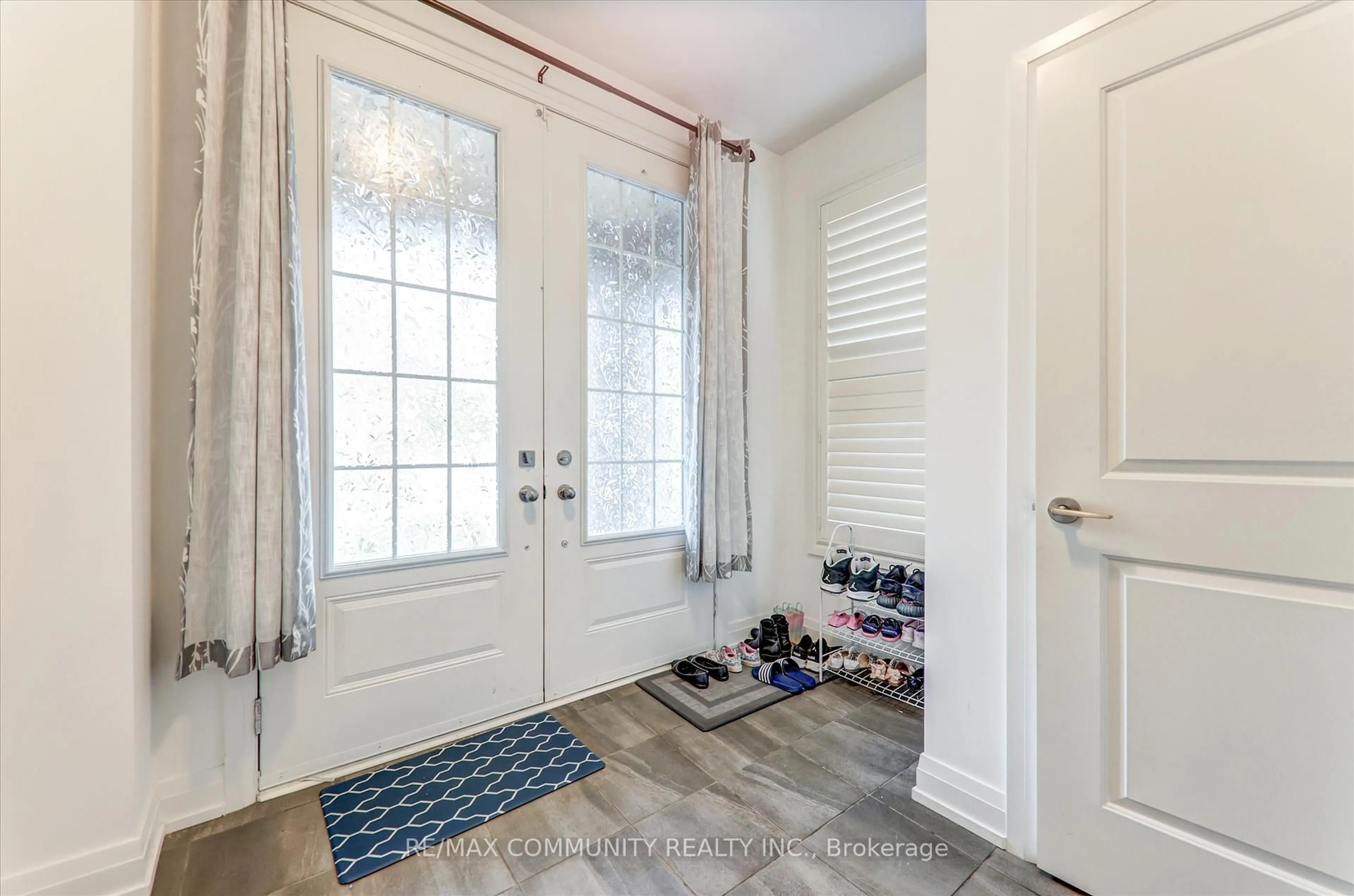 Indoor entryway for 14 Audubon St, Whitby Ontario L1P 0C4