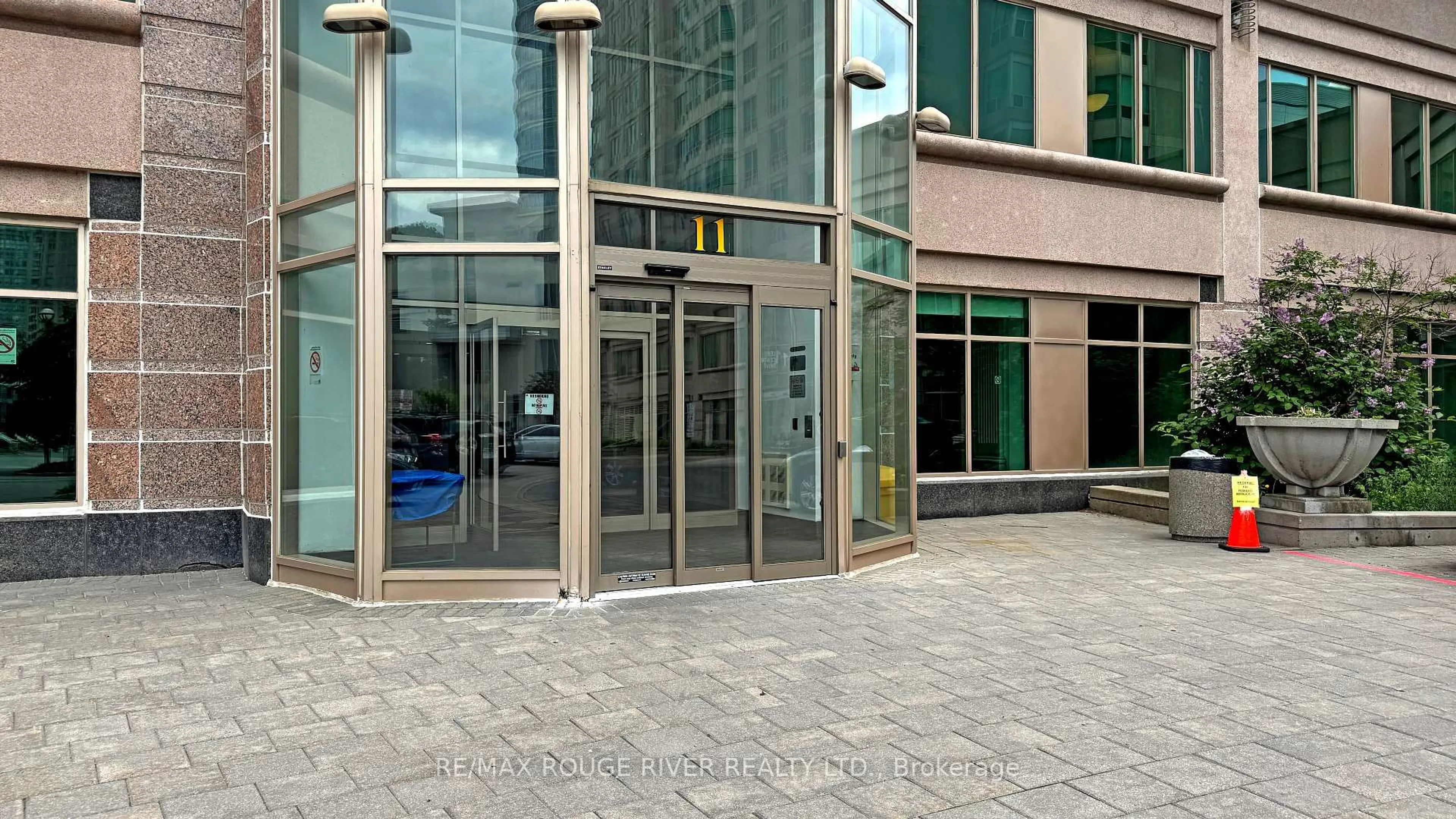 Indoor foyer for 11 Lee Centre Dr #1607, Toronto Ontario M1H 3J5