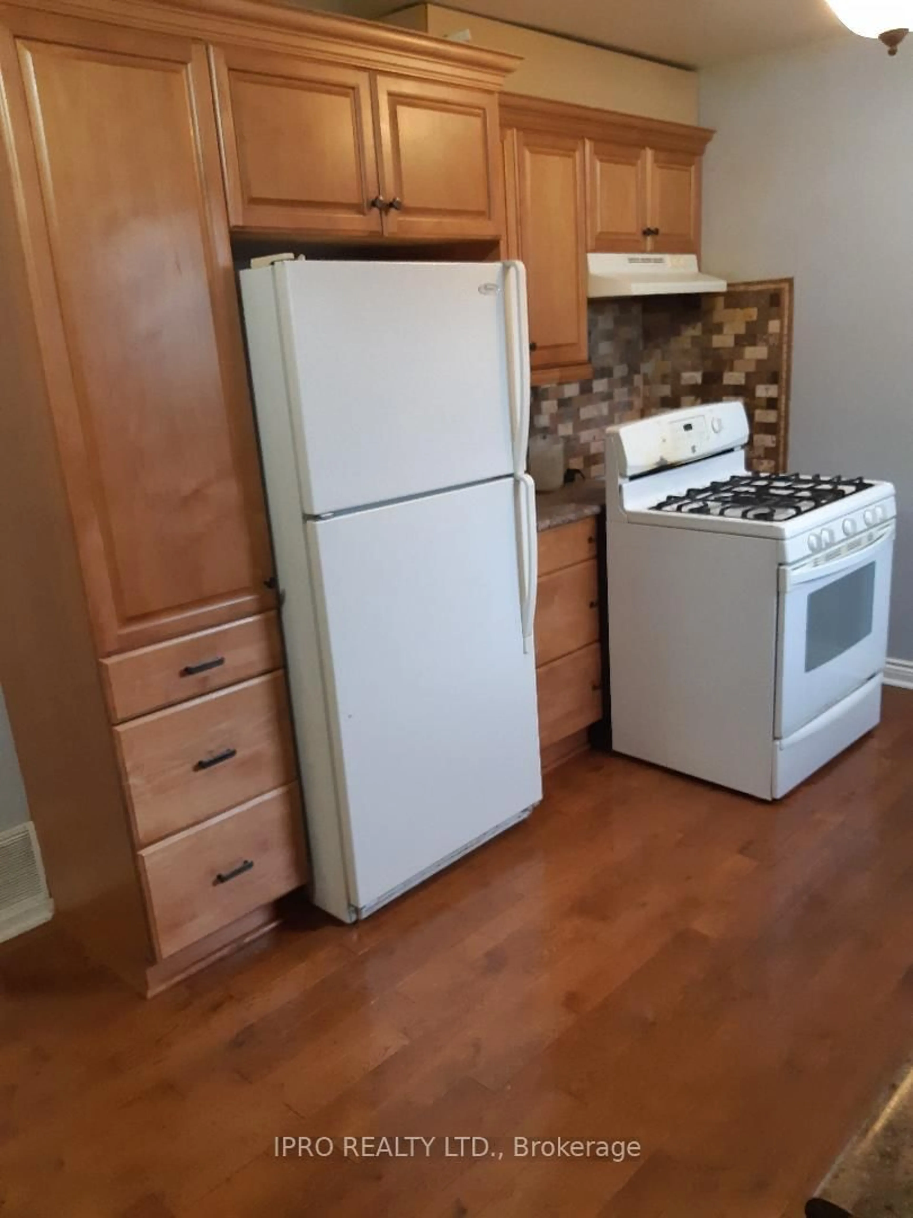 Standard kitchen, wood/laminate floor for 38 Kawartha Ave, Oshawa Ontario L1H 3Y8