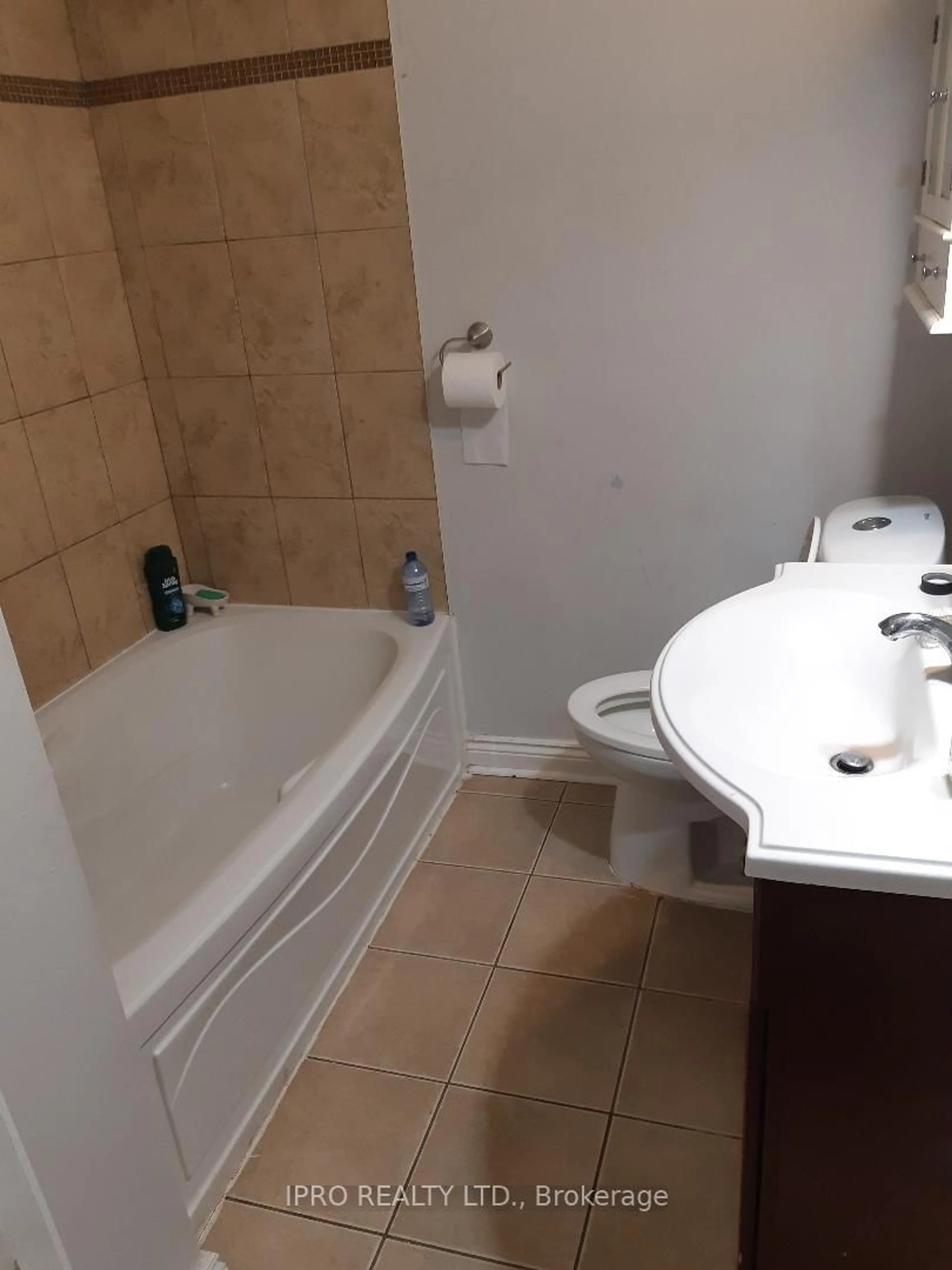 Standard bathroom, unknown for 38 Kawartha Ave, Oshawa Ontario L1H 3Y8