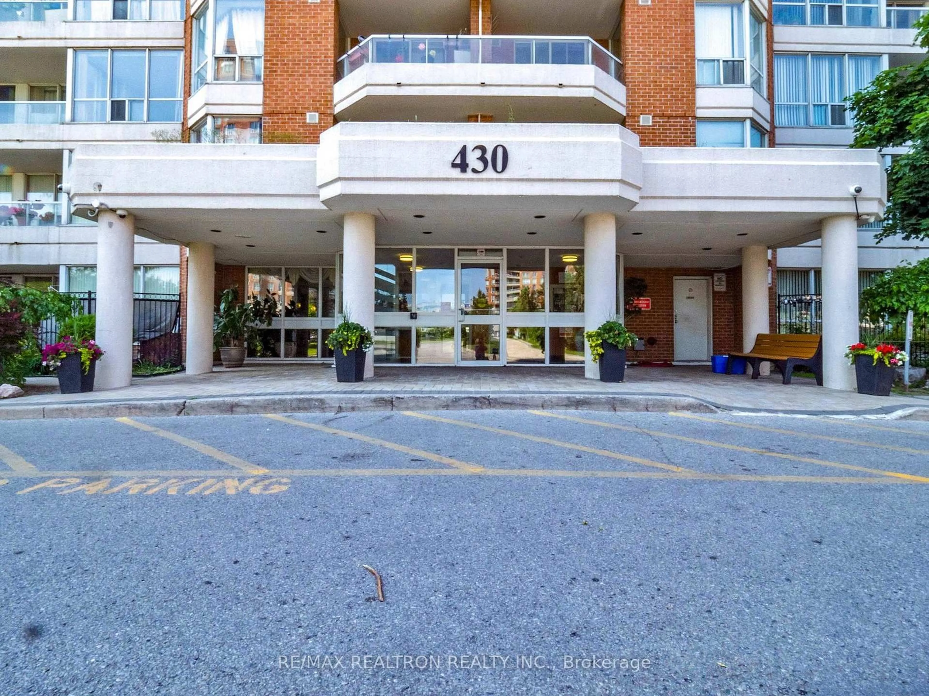 Indoor foyer for 430 McLevin Ave #1606, Toronto Ontario M1B 5P1