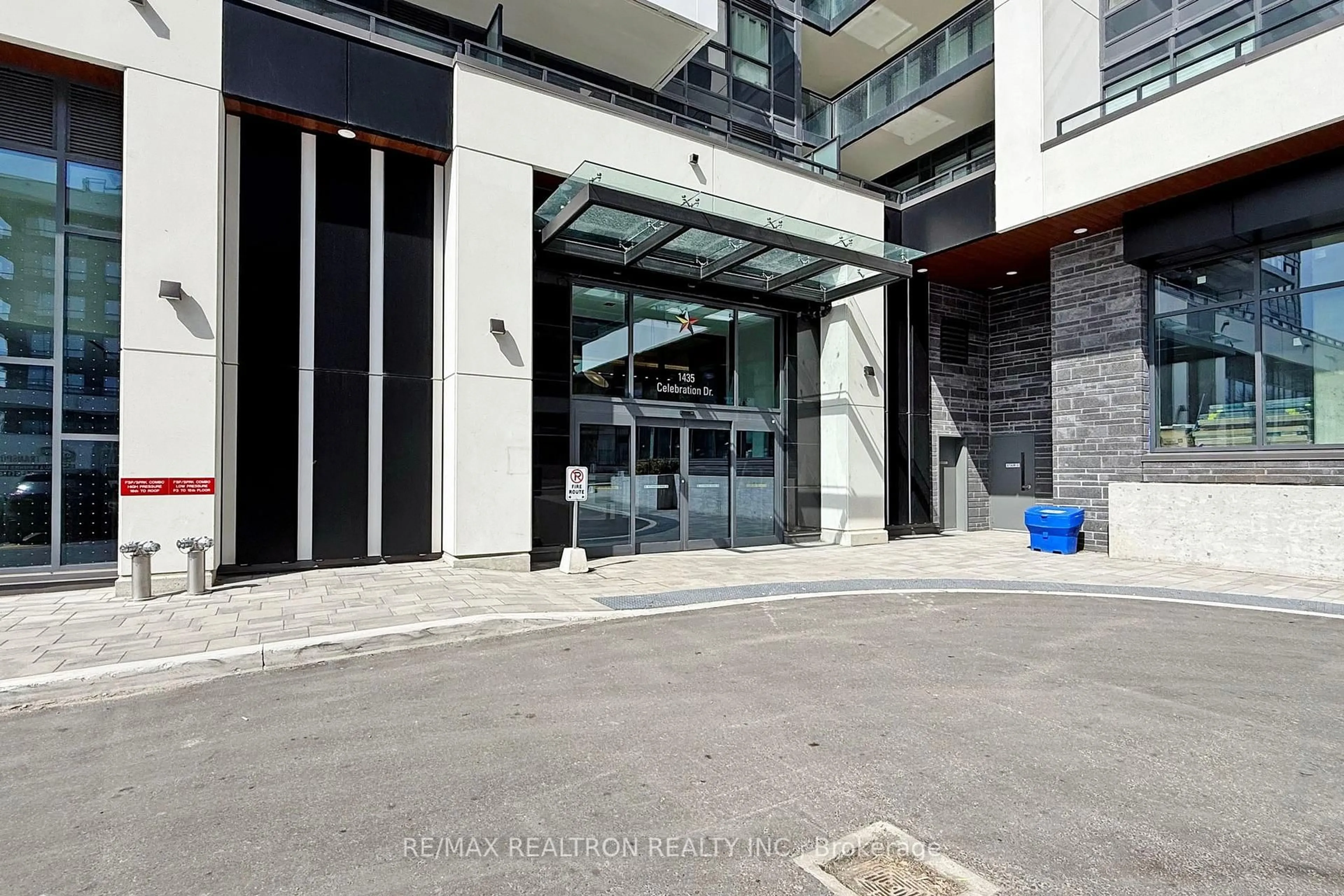 Indoor foyer for 1435 Celebration Dr #1509, Pickering Ontario L1W 0C3