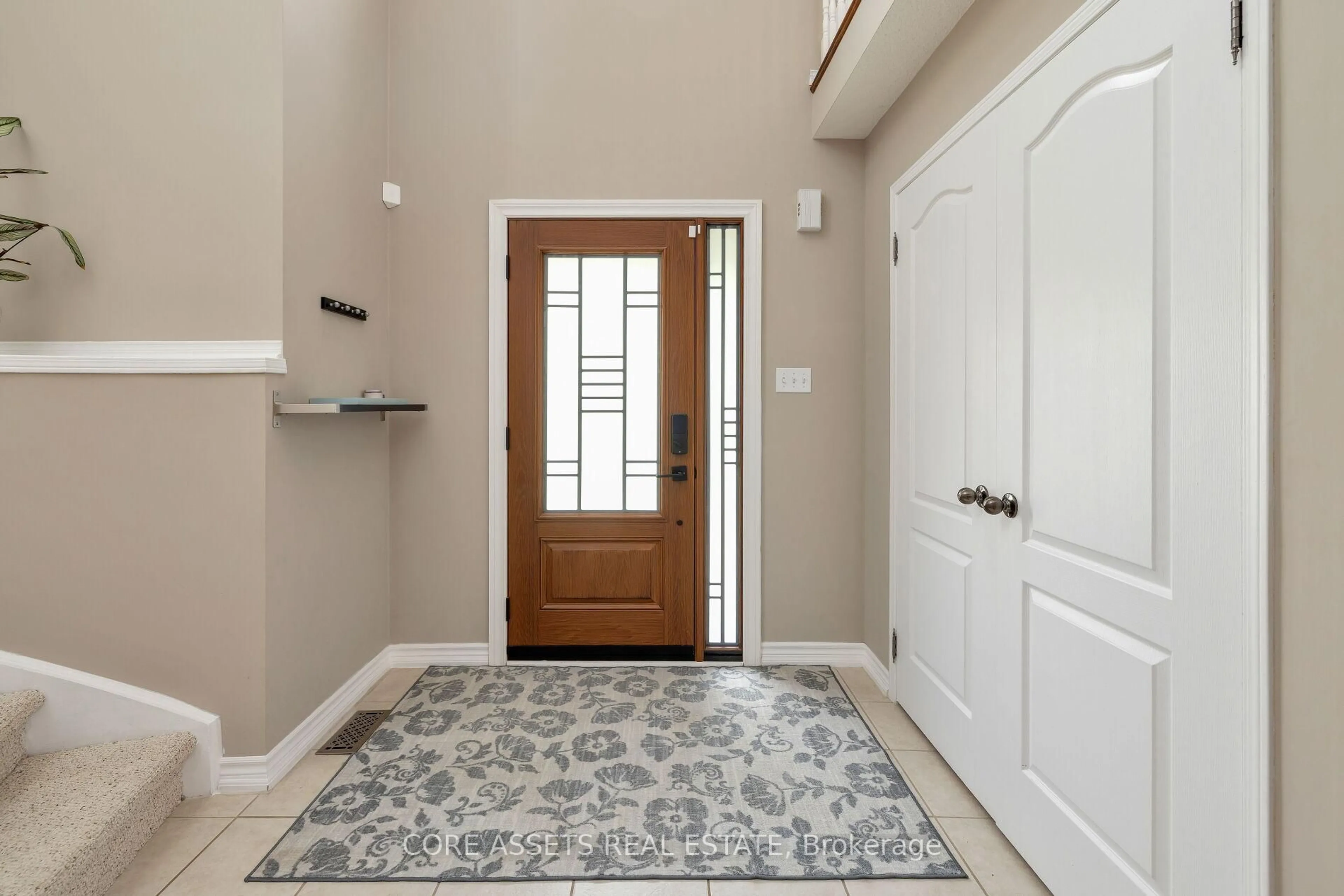 Indoor entryway for 170 Harmer Dr, Clarington Ontario L1B 1P9