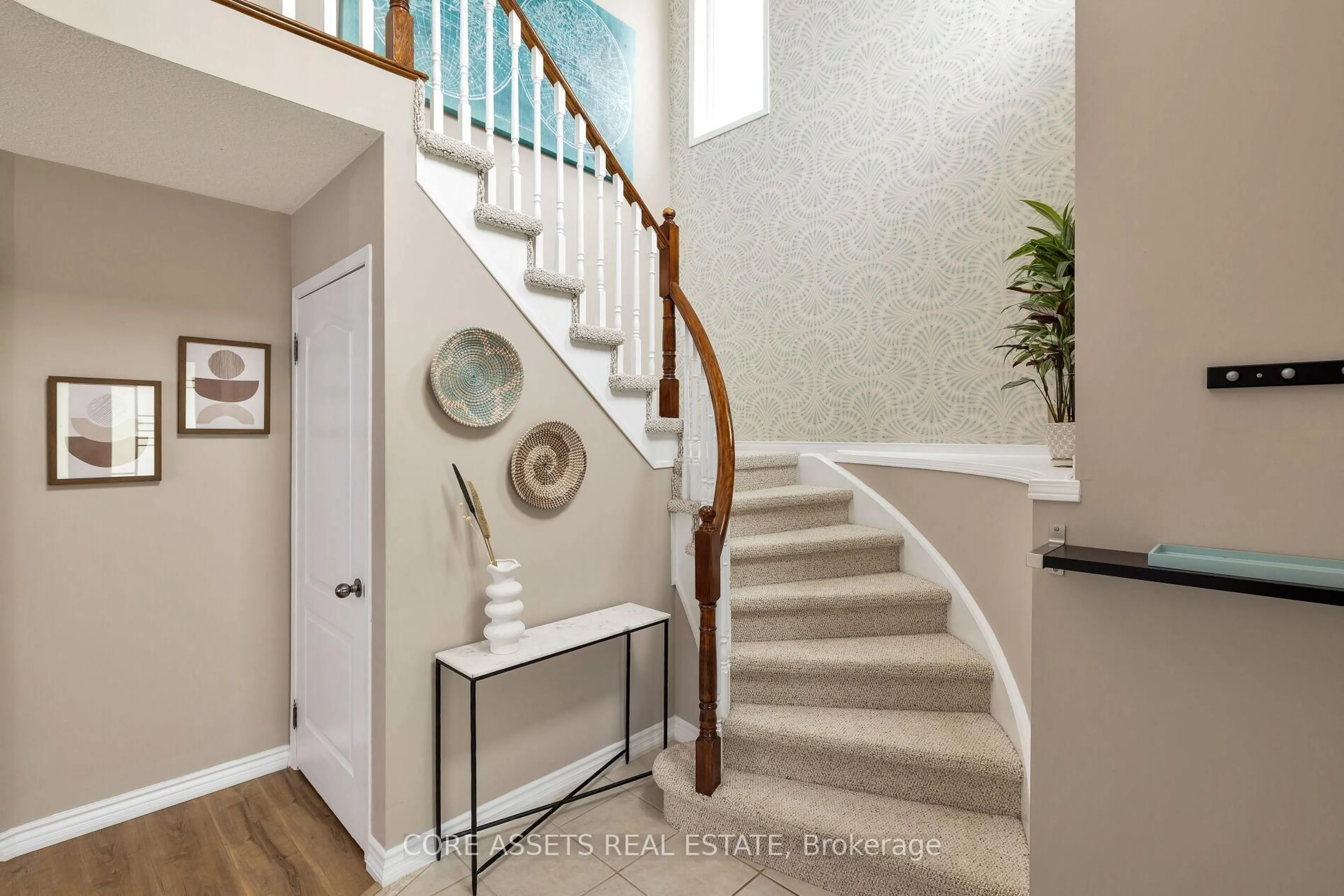 Indoor entryway for 170 Harmer Dr, Clarington Ontario L1B 1P9
