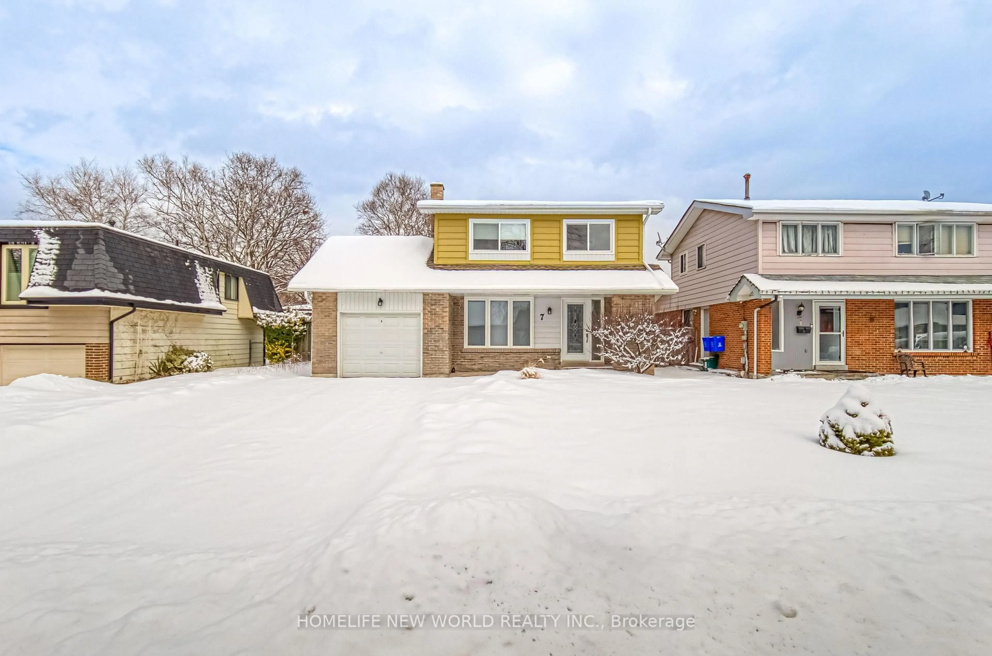 A pic from outside/outdoor area/front of a property/back of a property/a pic from drone, street for 7 Bannerman Crt, Whitby Ontario L1N 5M9