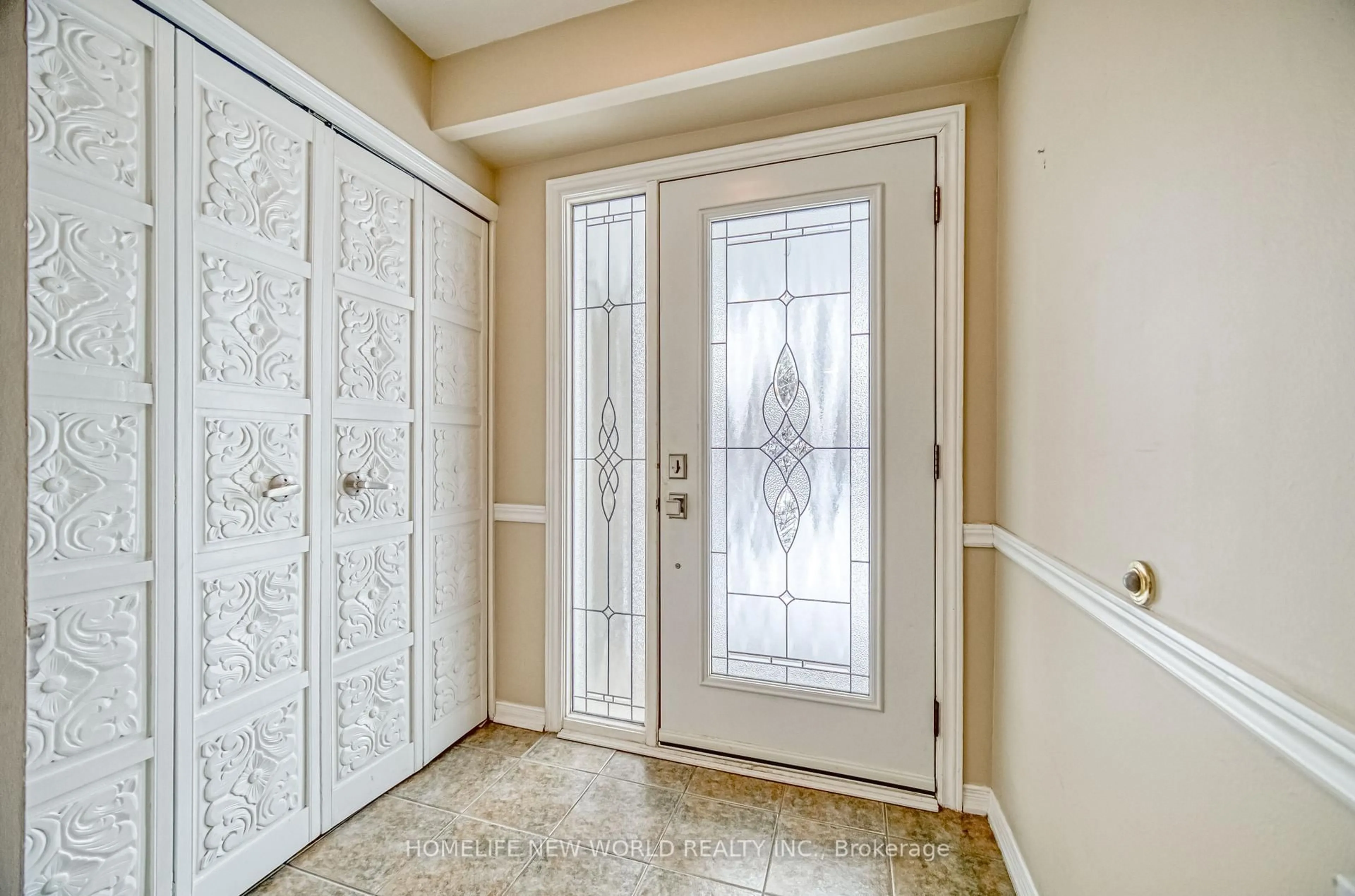 Indoor entryway for 7 Bannerman Crt, Whitby Ontario L1N 5M9