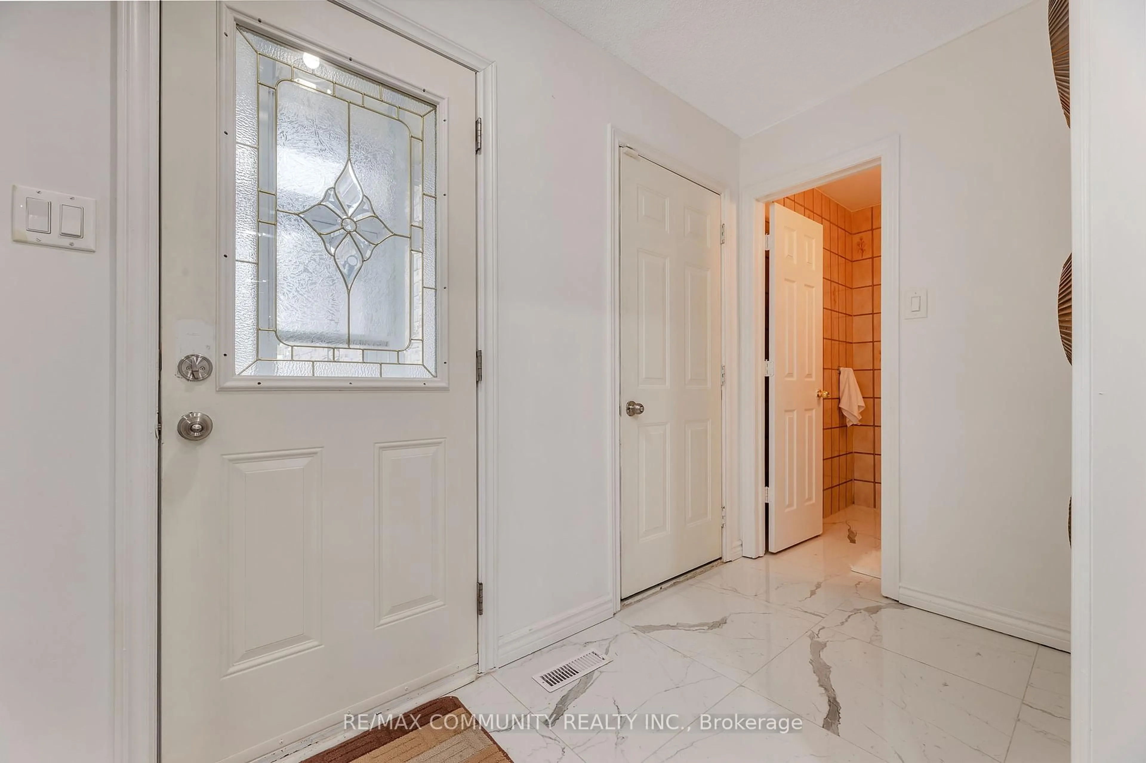 Indoor entryway for 73 Maresfield Dr, Toronto Ontario M1V 2W9