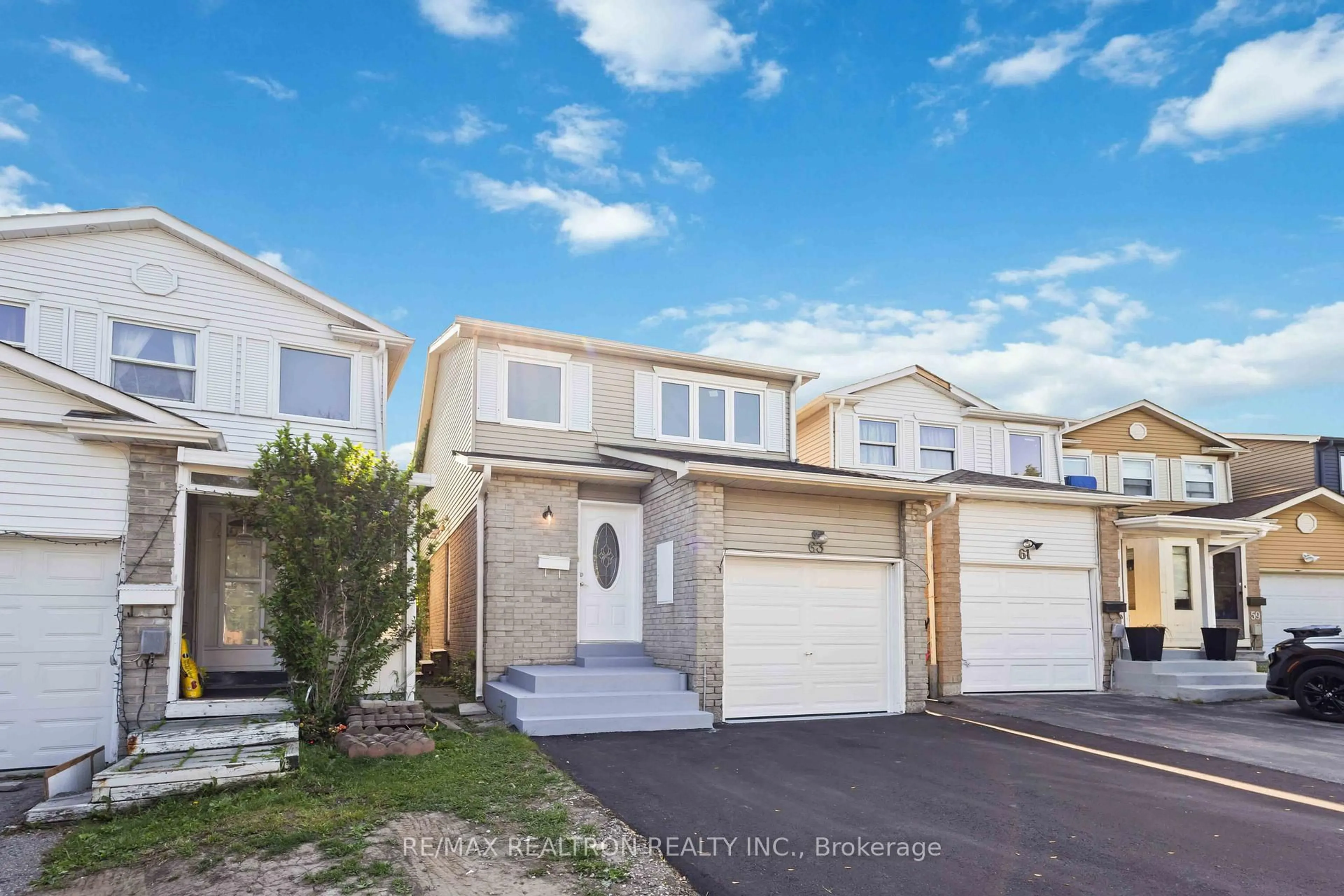 A pic from outside/outdoor area/front of a property/back of a property/a pic from drone, street for 63 Shepmore Terr, Toronto Ontario M1B 3H3
