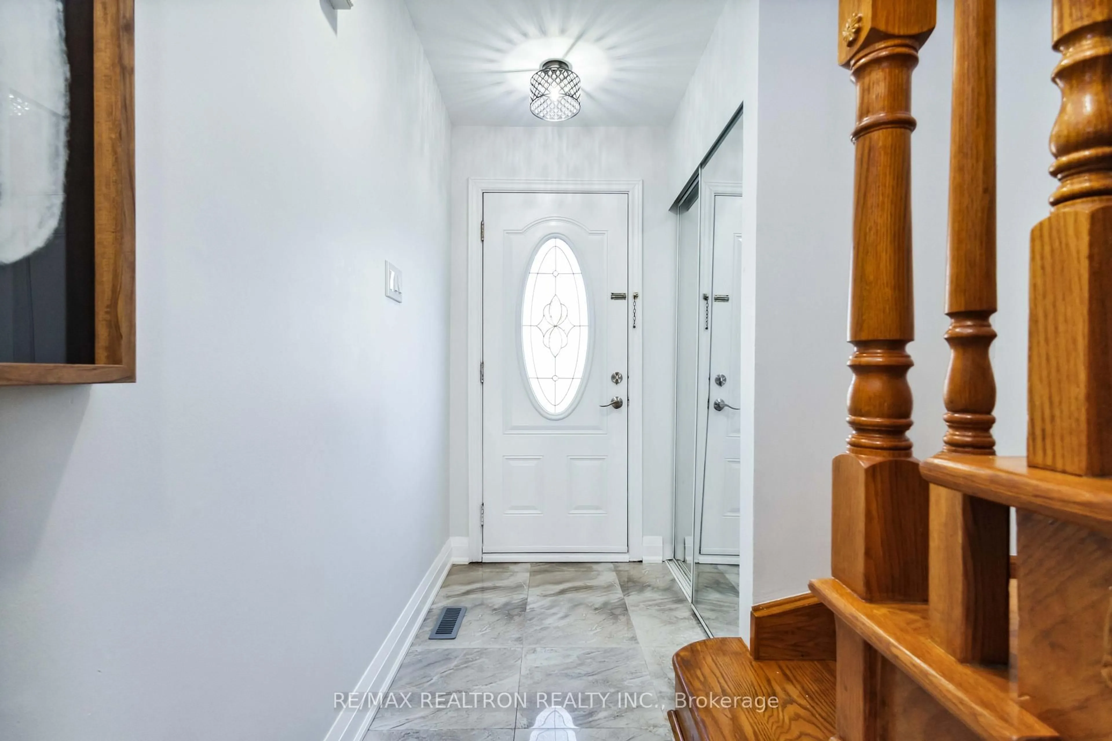 Indoor entryway for 63 Shepmore Terr, Toronto Ontario M1B 3H3