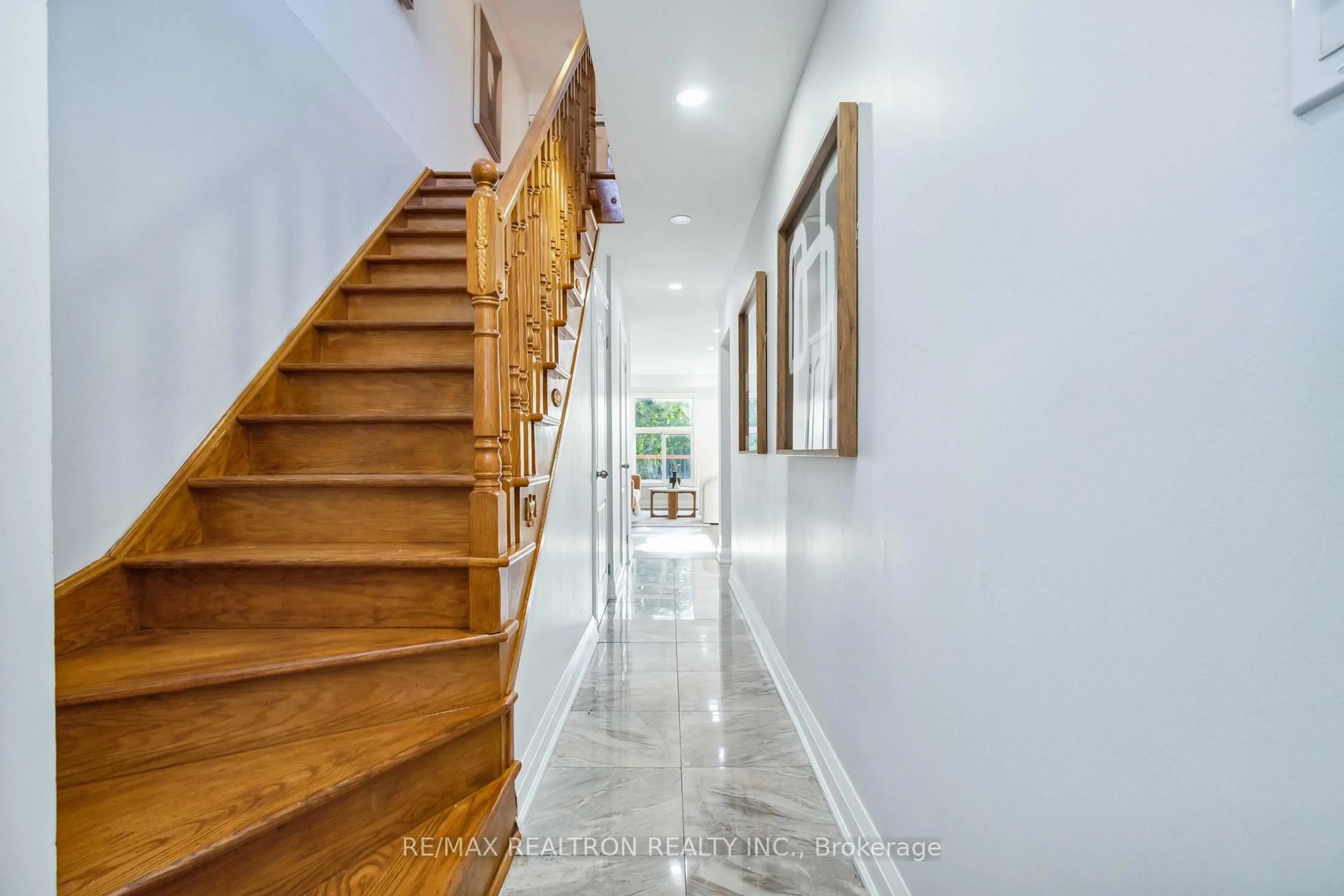 Indoor foyer for 63 Shepmore Terr, Toronto Ontario M1B 3H3