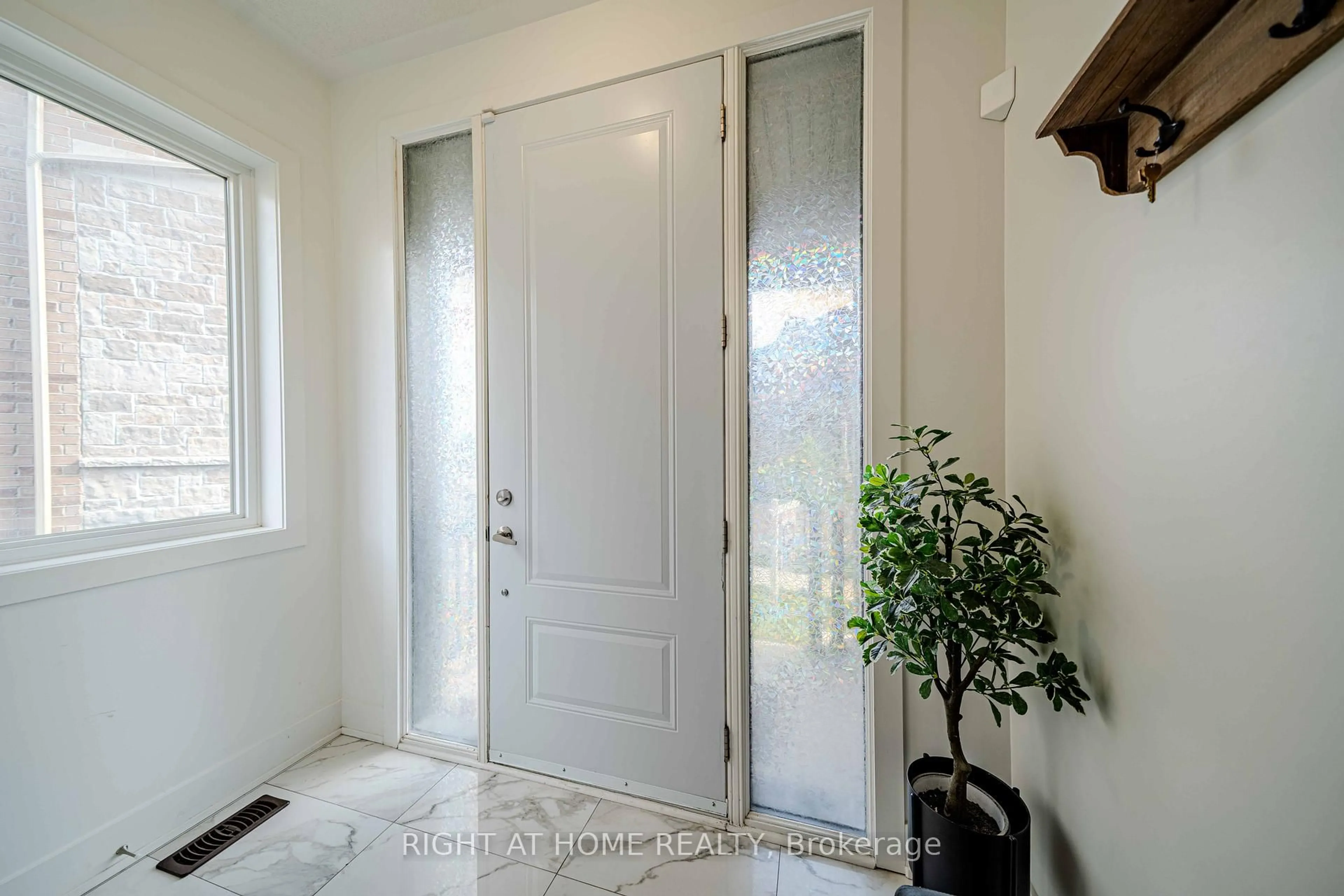 Indoor entryway for 51 Dorian Dr, Whitby Ontario L1P 0L6