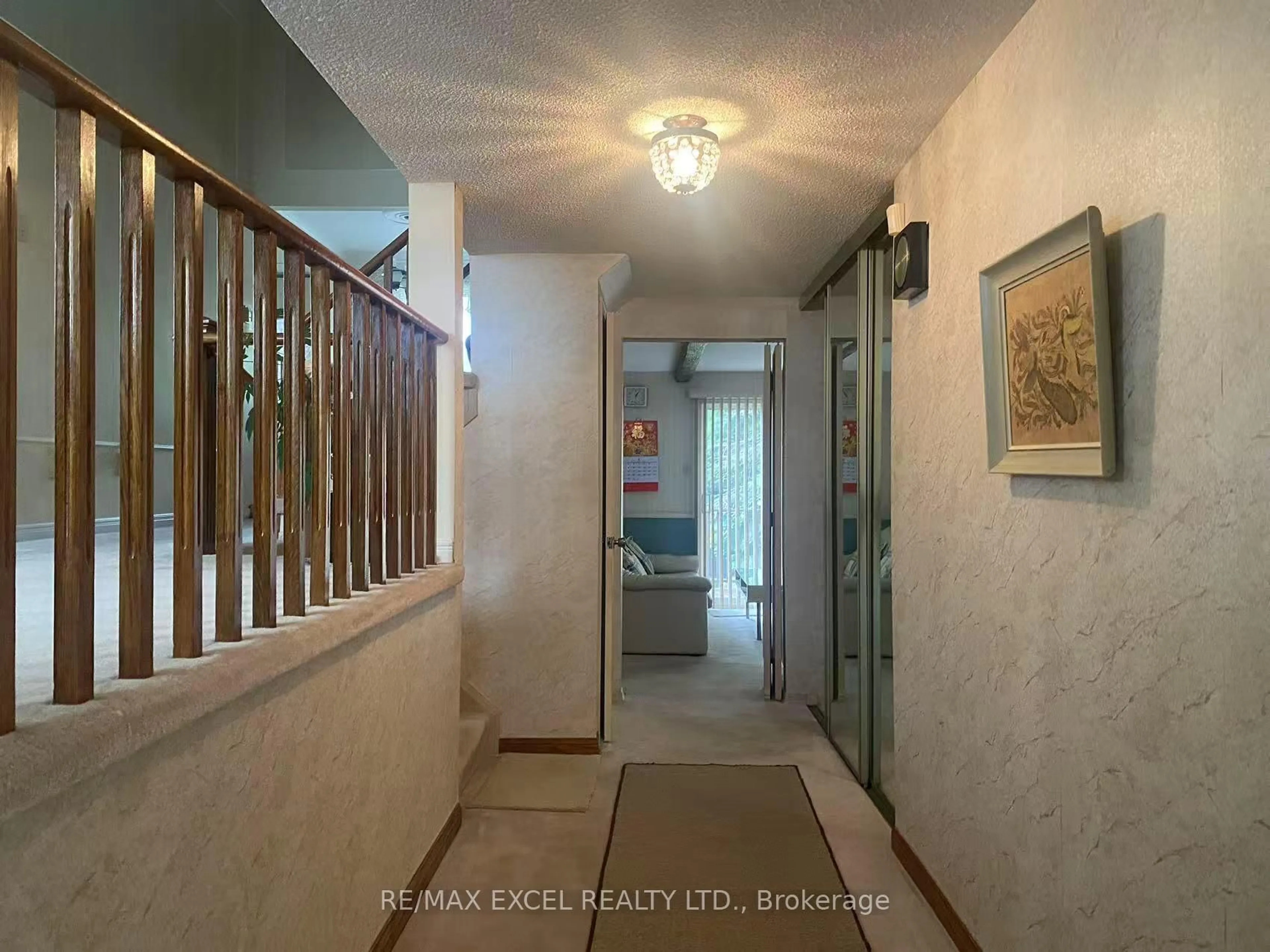 Indoor foyer for 53 Delburn Dr, Toronto Ontario M1V 1A8