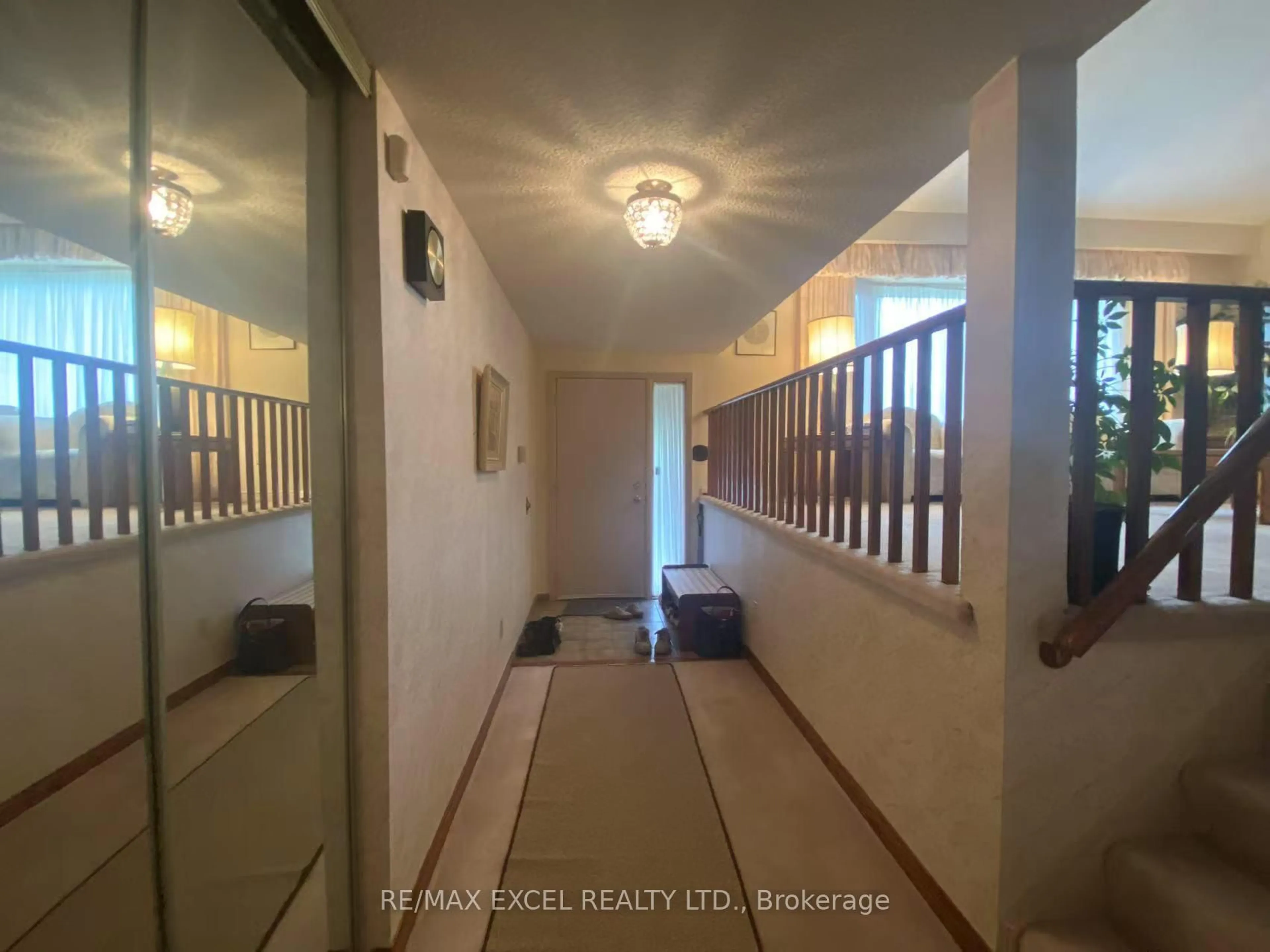 Indoor foyer for 53 Delburn Dr, Toronto Ontario M1V 1A8