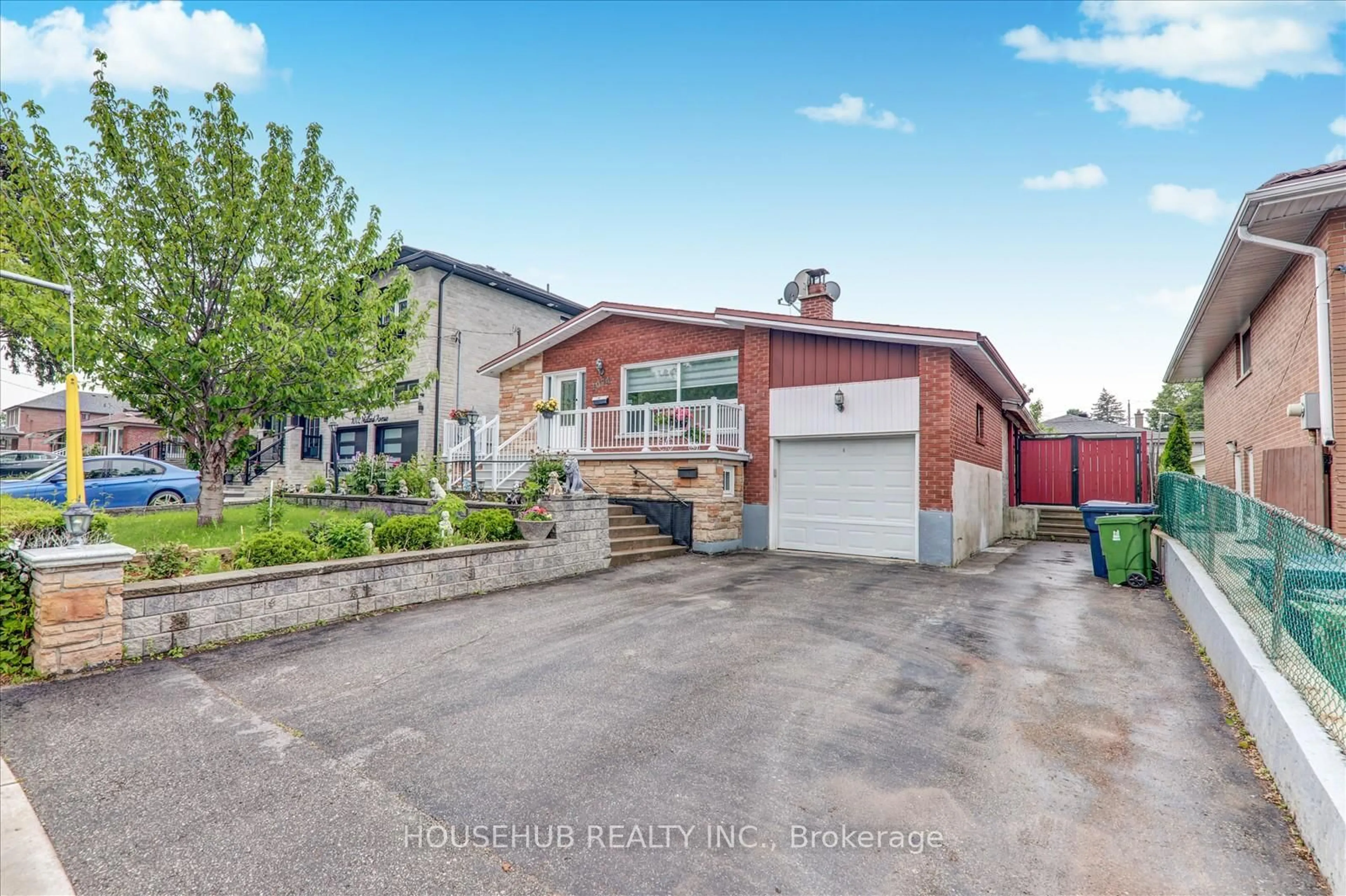 A pic from outside/outdoor area/front of a property/back of a property/a pic from drone, street for 1074 Midland Ave, Toronto Ontario M1K 4G9