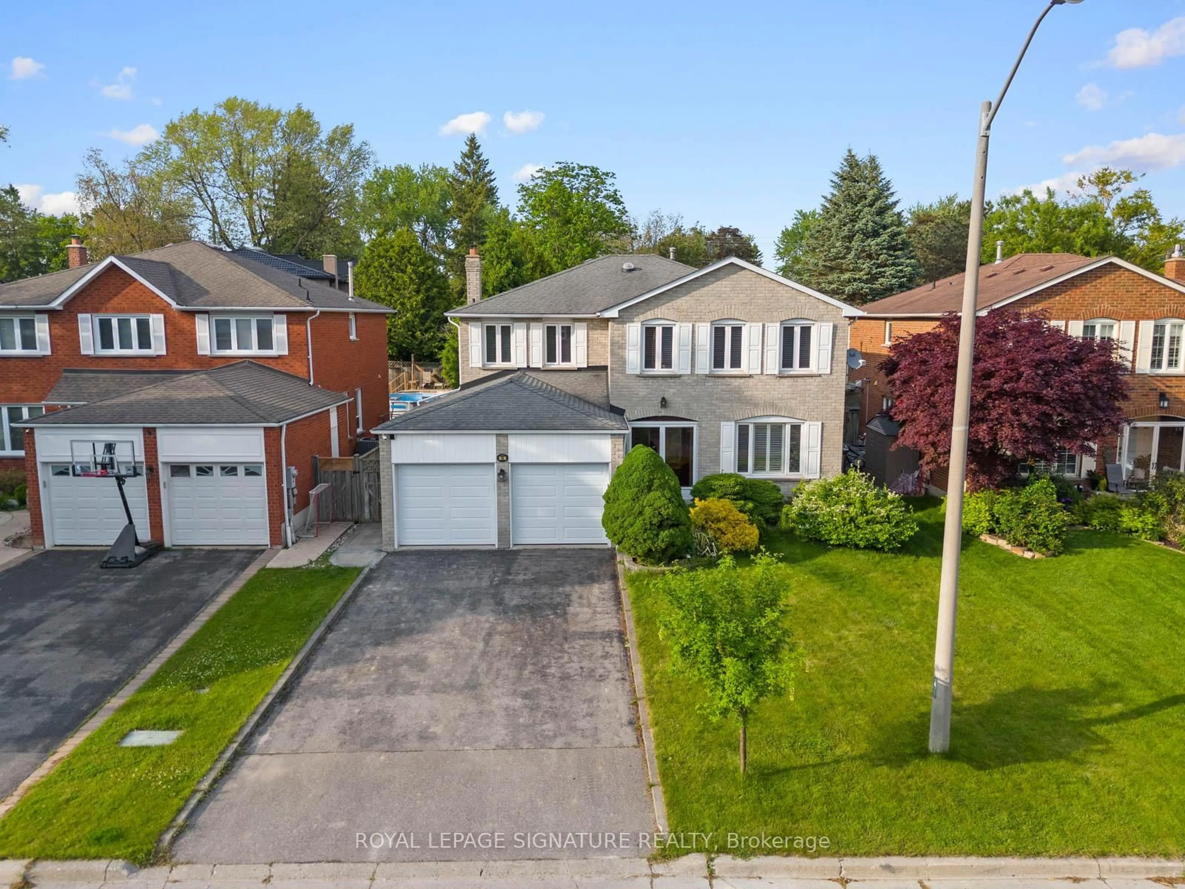 A pic from outside/outdoor area/front of a property/back of a property/a pic from drone, street for 30 Clearlake Ave, Toronto Ontario M1C 4L6