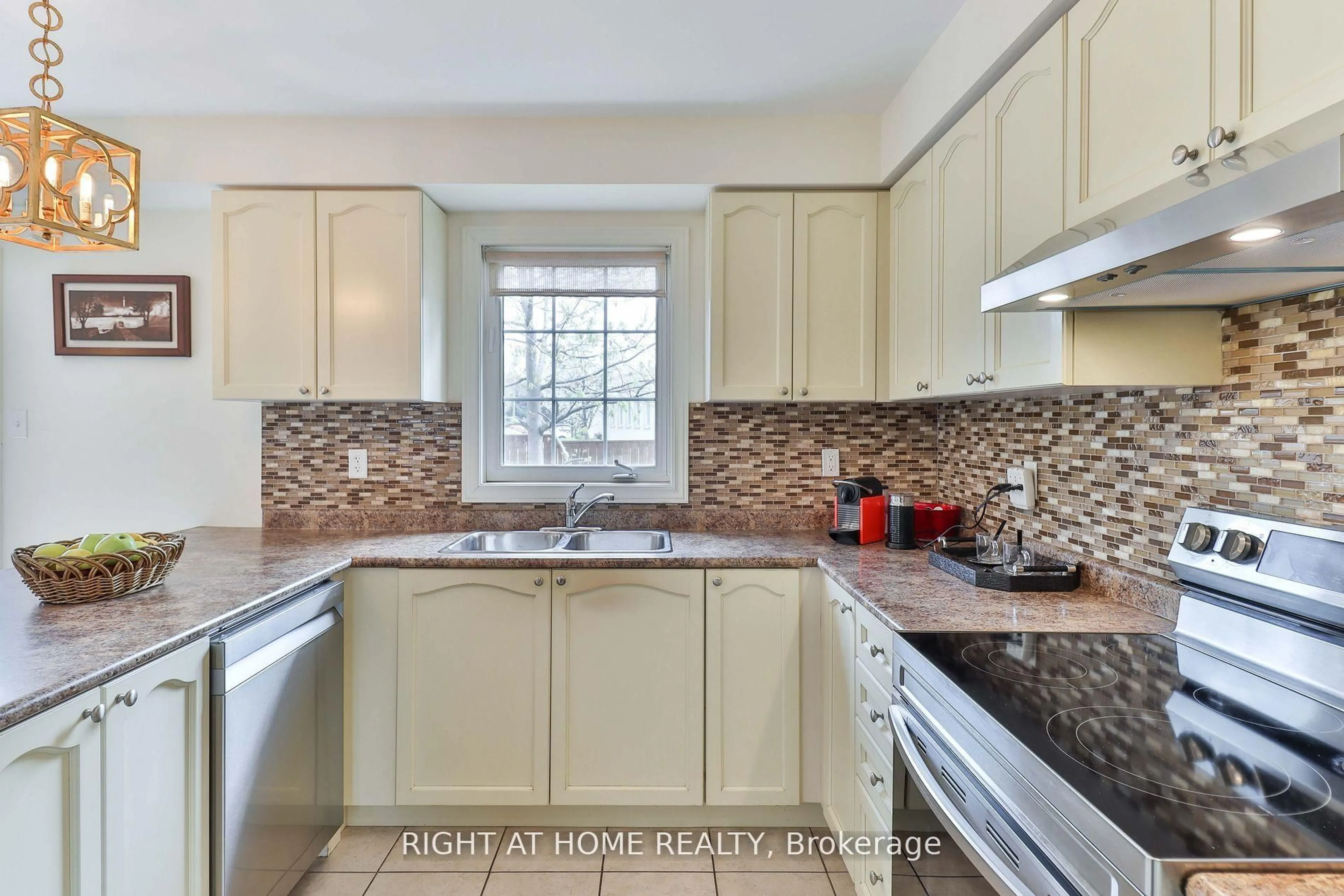 Standard kitchen, ceramic/tile floor for 72 Jeremiah Lane, Toronto Ontario M1J 0A4