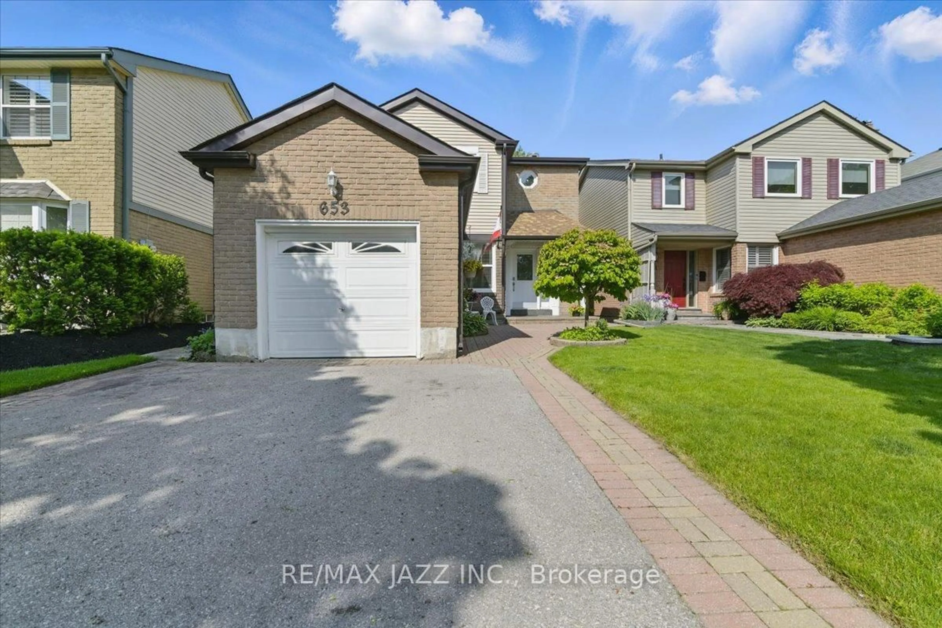 A pic from outside/outdoor area/front of a property/back of a property/a pic from drone, street for 653 Cowan Circ, Pickering Ontario L1W 3K6